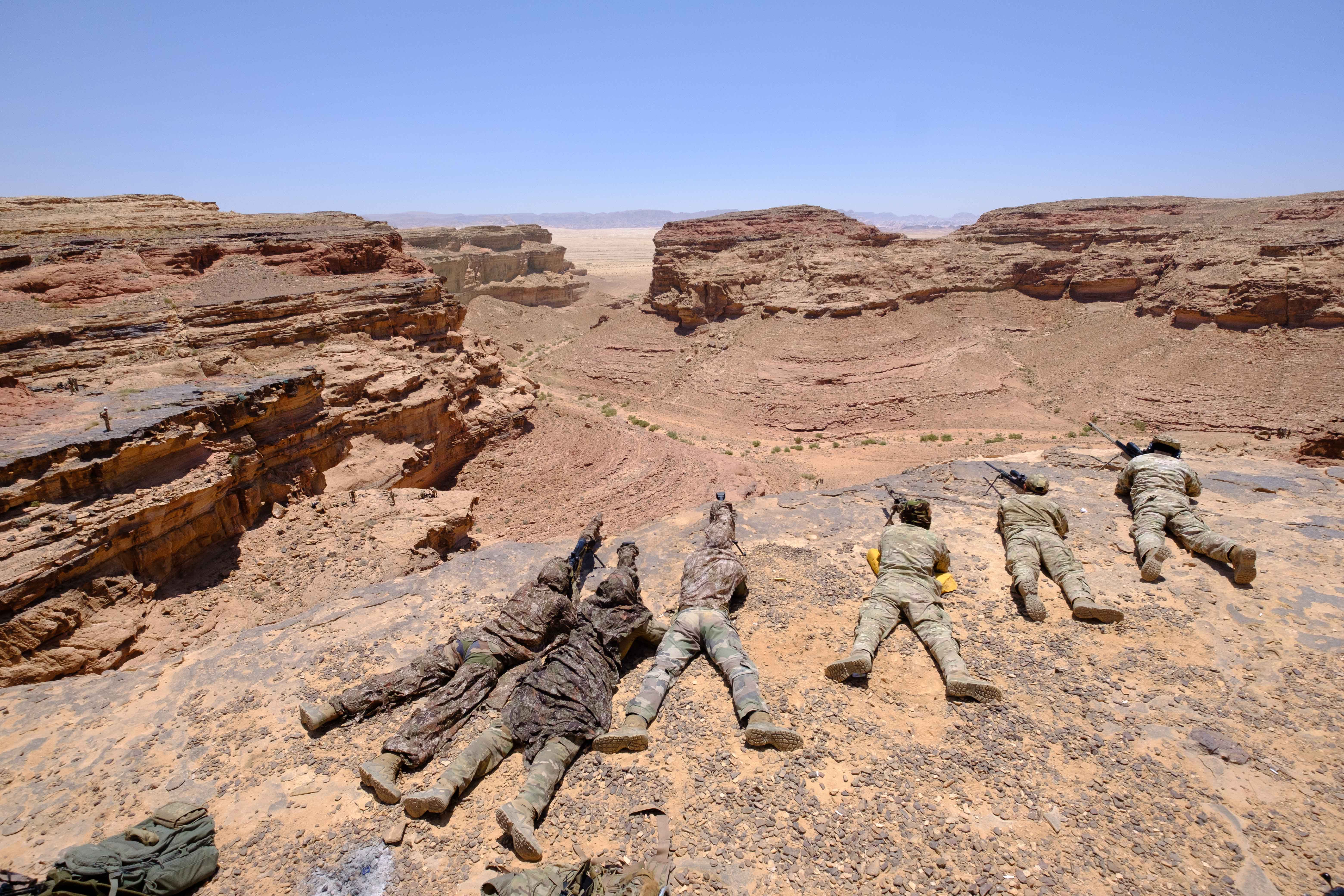 Les tireurs d'élite français et jordaniens depuis les hauteurs du wadi.