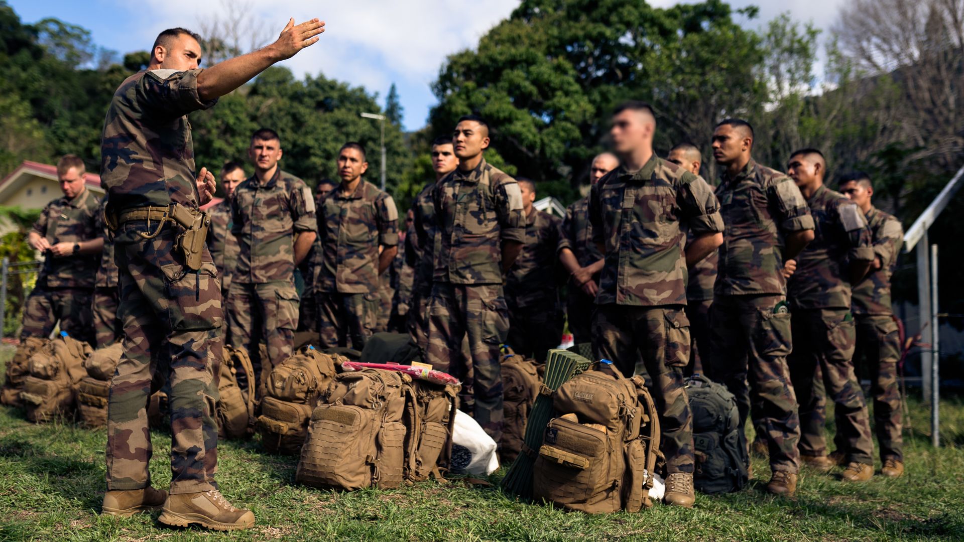 Le lieutenant explique à sa section les consignes à respecter au sein de la tribu avant leur installation.