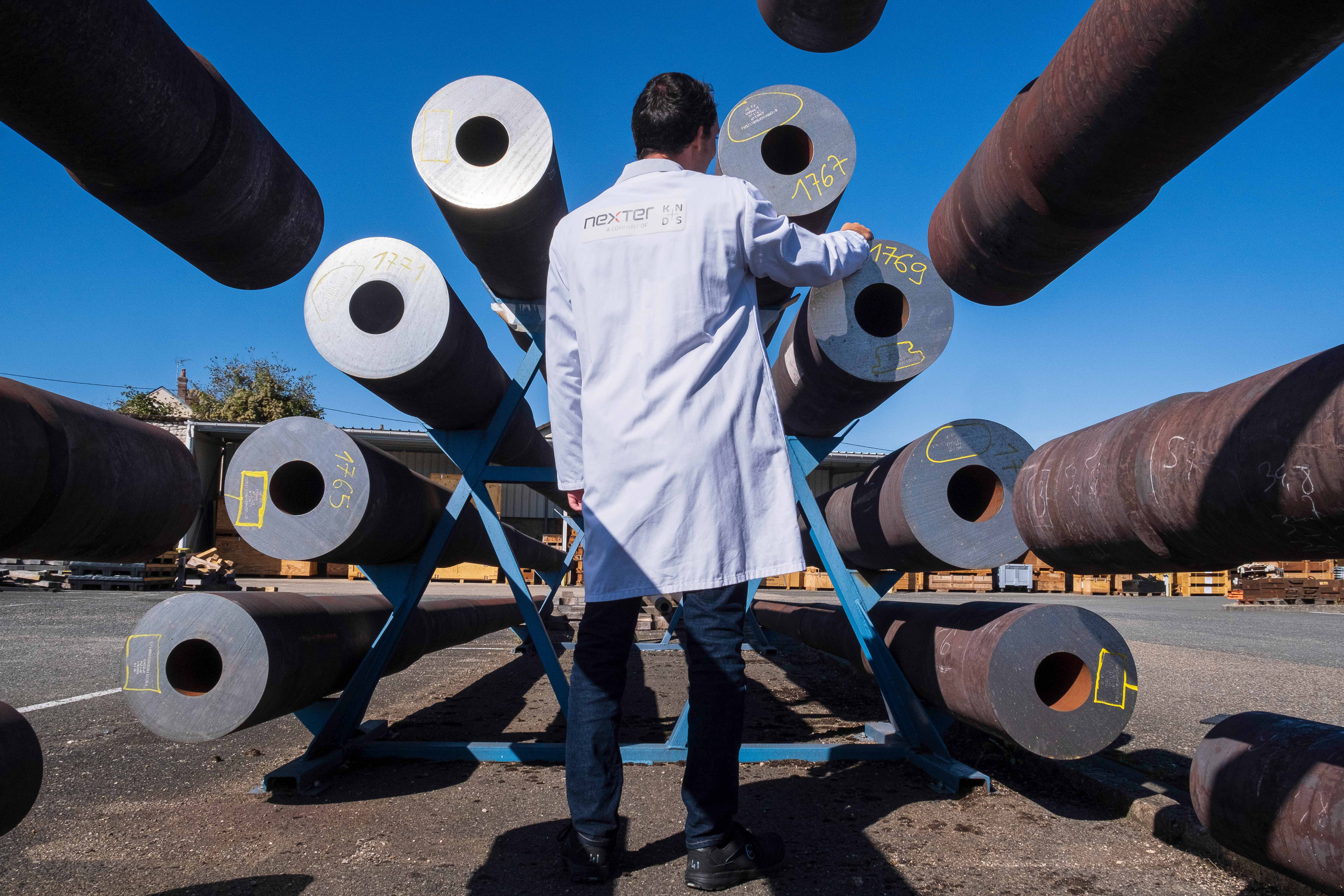 Un technicien de Nexter examine les ébauches de canons Caesar 