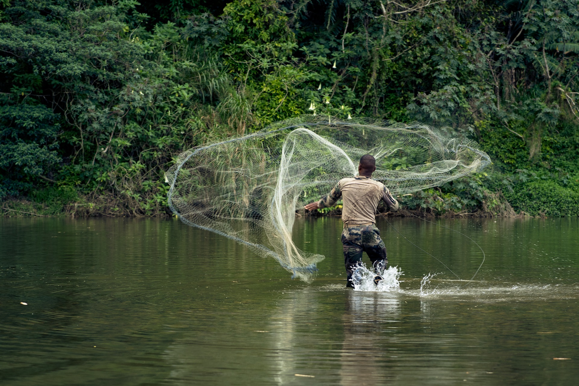 Un légionnaire teste la pêche au filet.