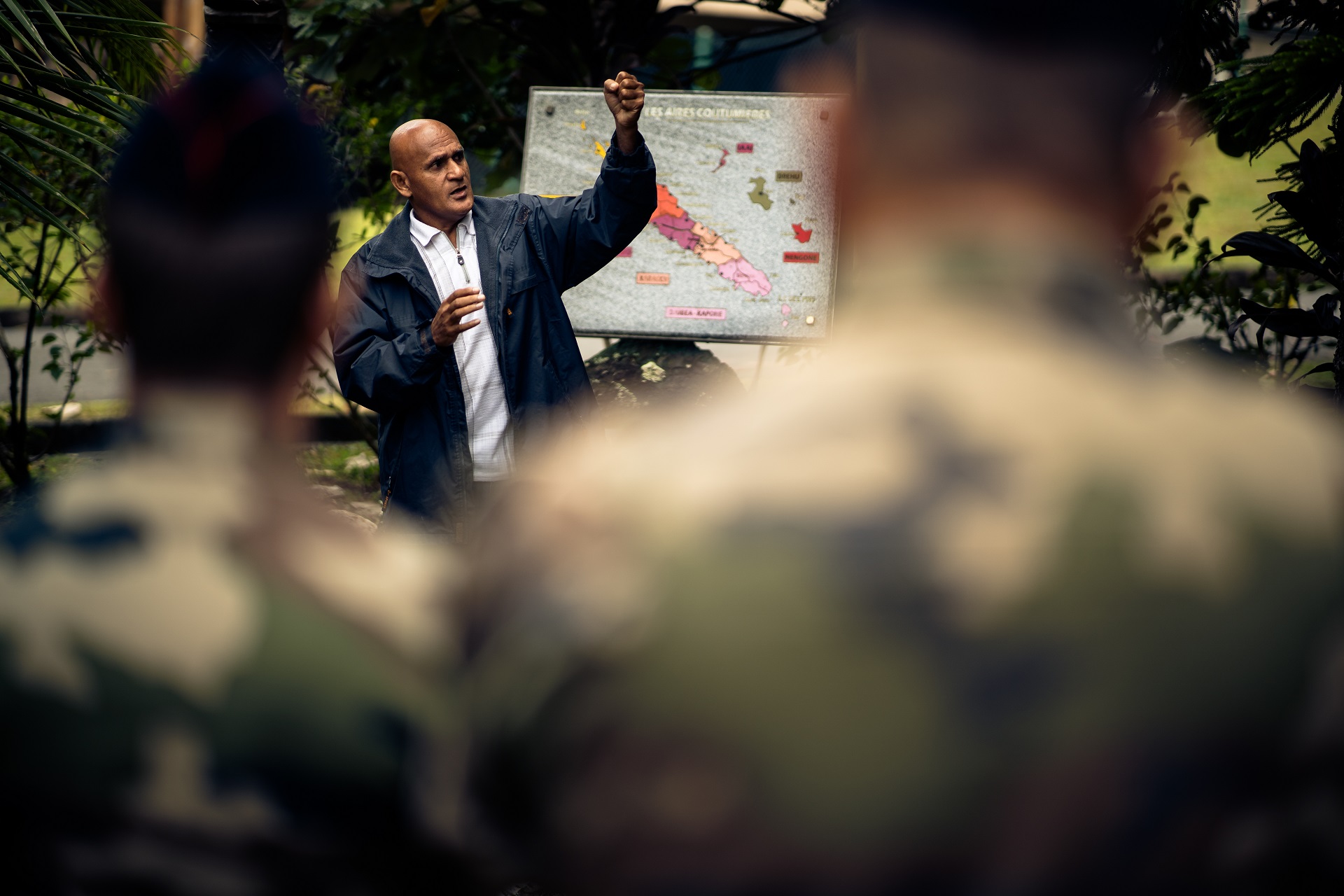 Hippolyte, appelé "scout", présente la culture mélanésienne aux nouveaux arrivants dans l'aire coutumière du RIMaP-NC