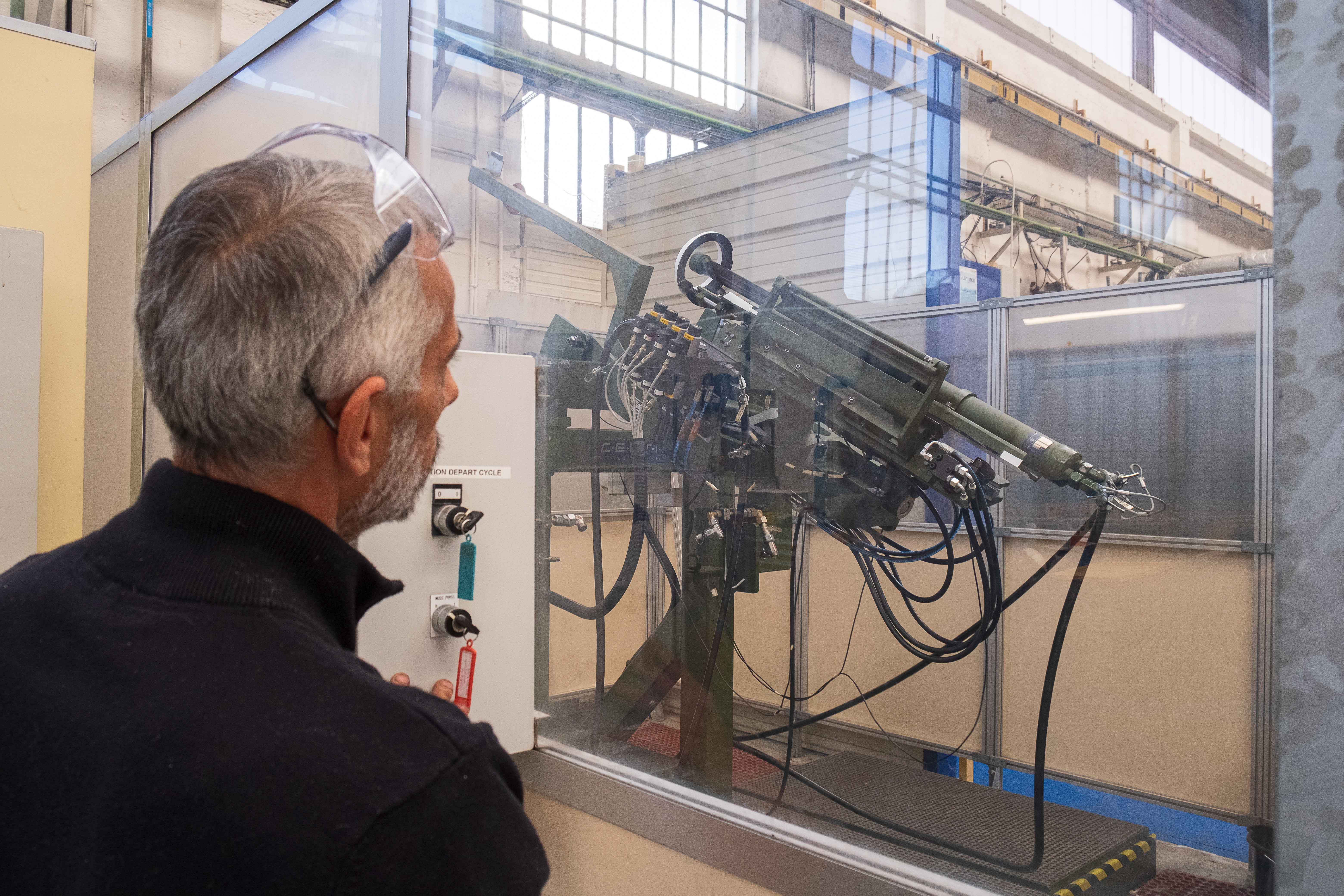 Un technicien de Nexter test le système d'aide au chargement du canon Caesar, dans une cabine sécurisée.