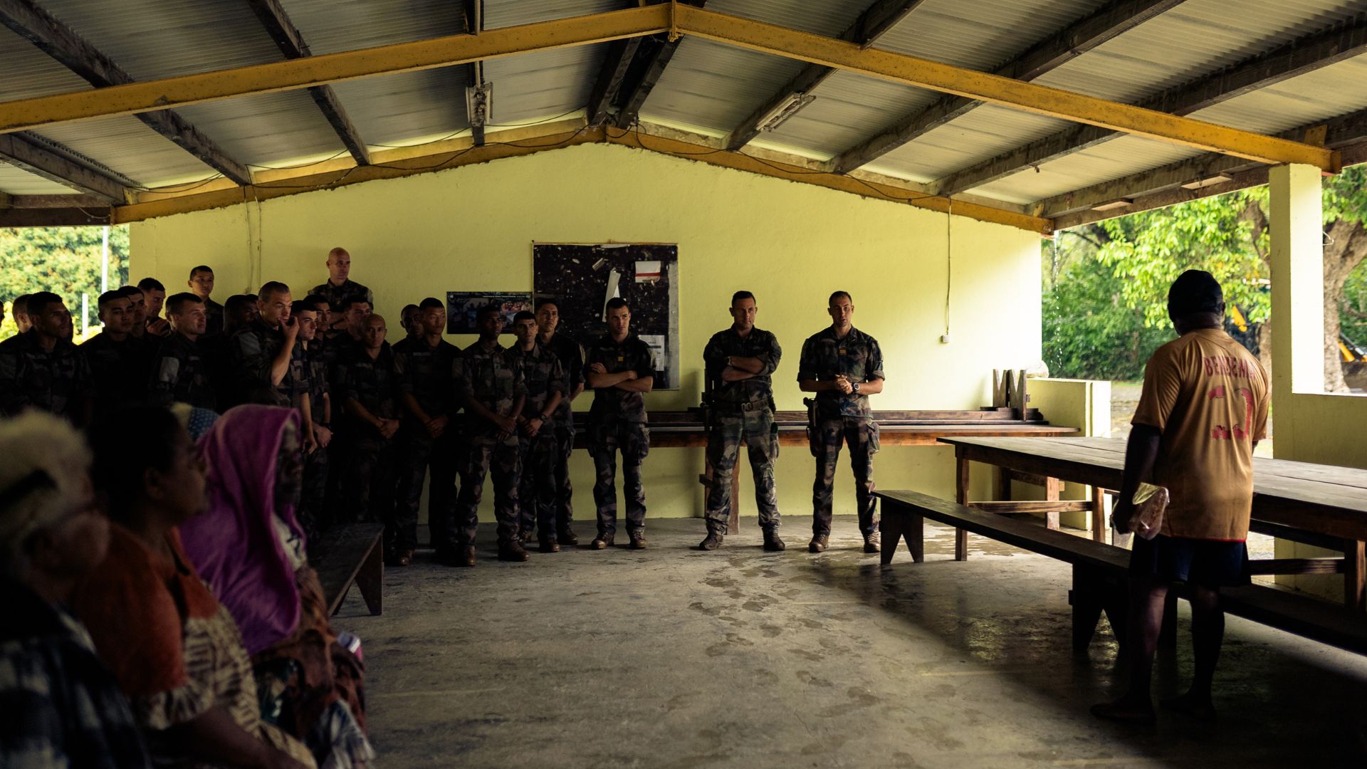 Départ de la section, les légionnaires remercient les habitants de la tribu pour leur accueil.