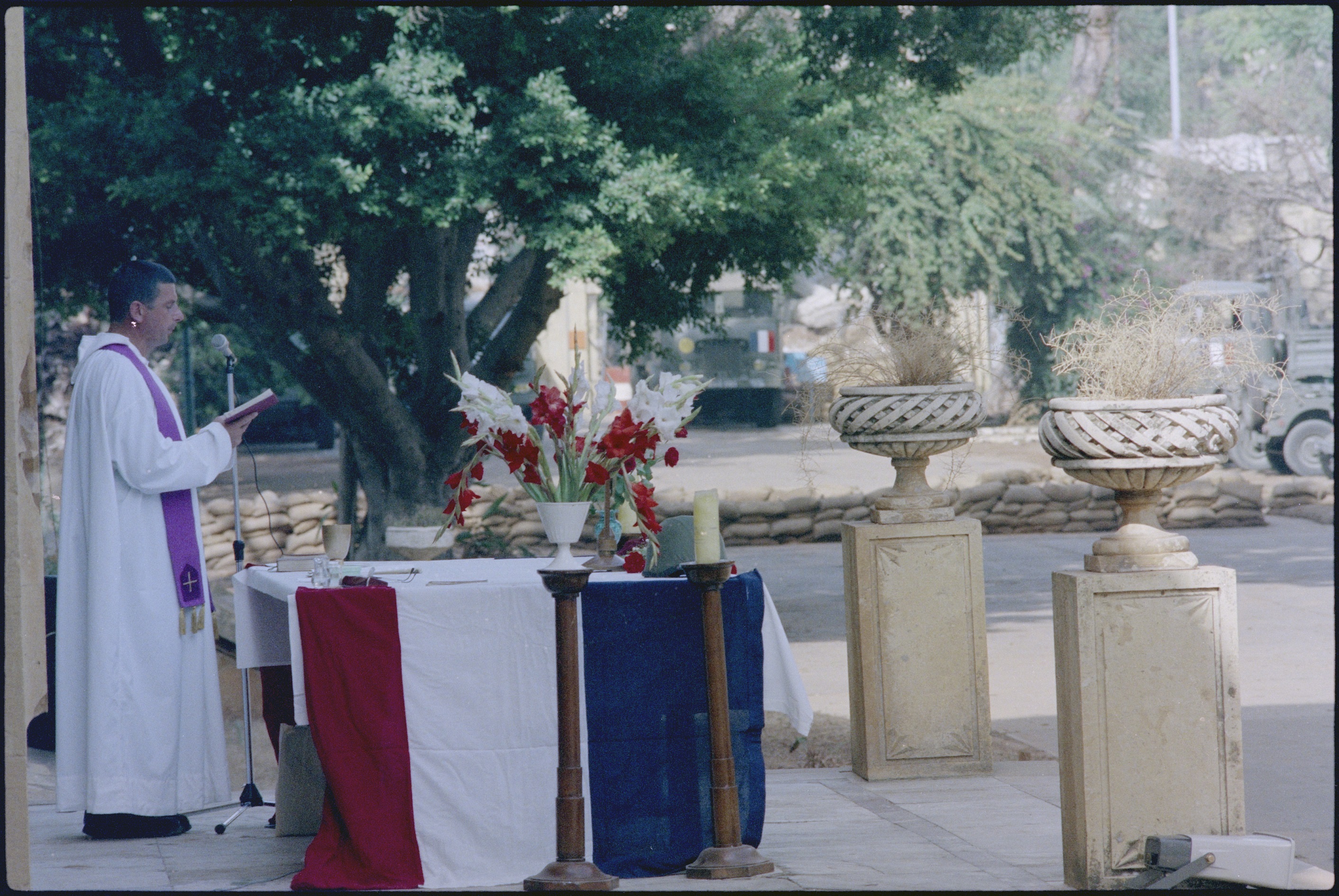 Un prêtre célèbre une messe au Liban en 1983.