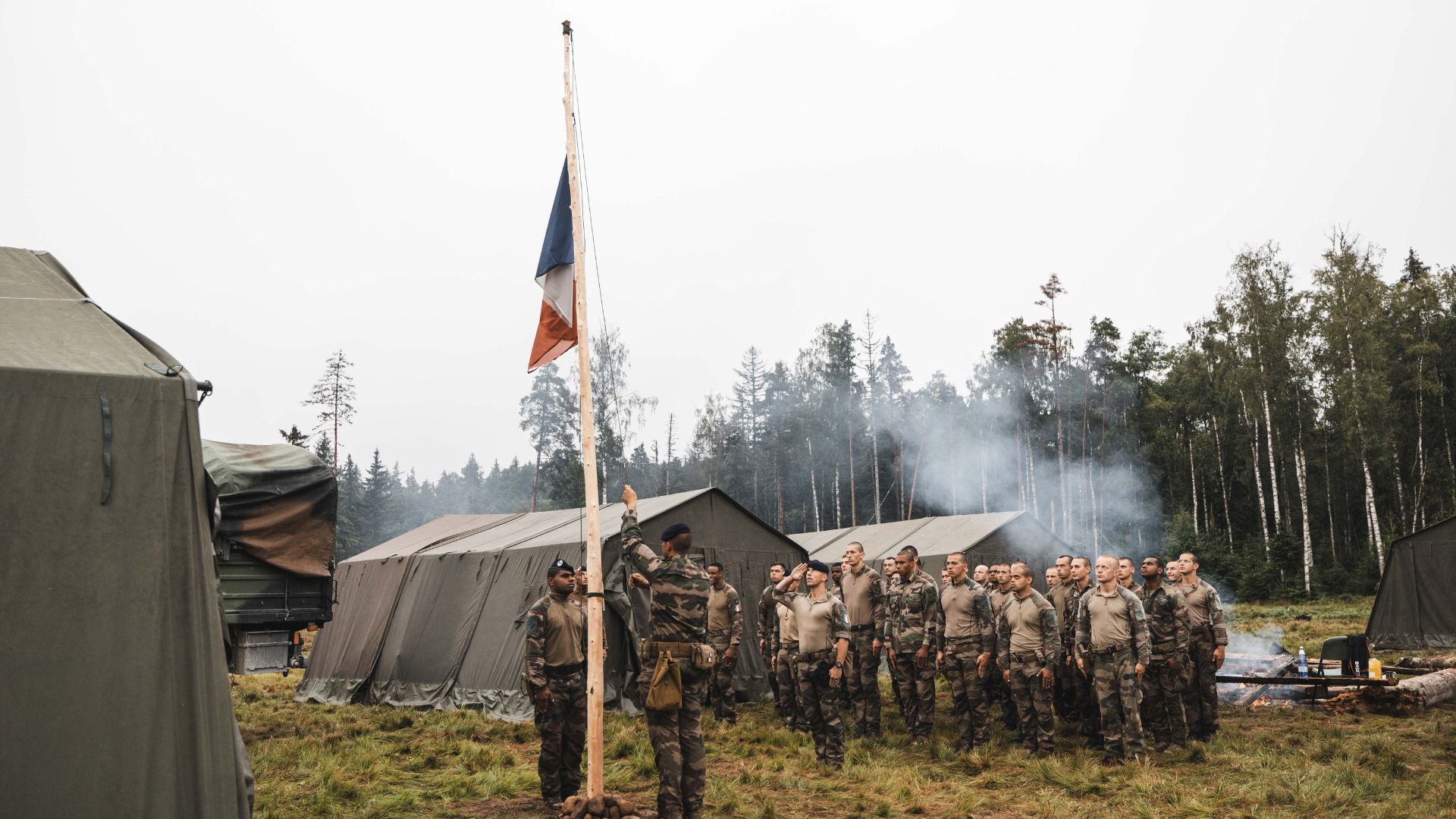 La section Formation Générale Elémentaire (FGE) monte les couleurs sur le camp de la base arrière. 