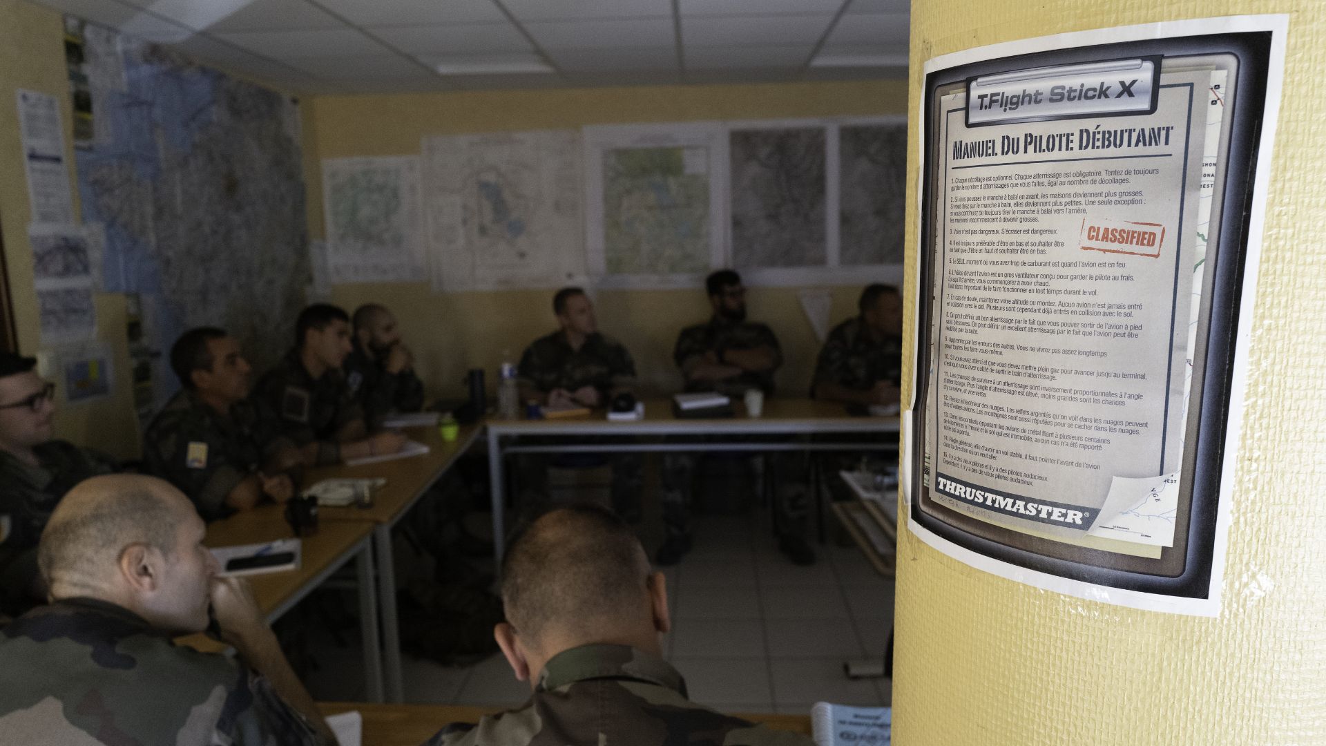 Le cadre d’usage du drone à des fins militaires diffère de celui appliqué dans le civil. À l'EDD, les stagiaires apprennent  la réglementation issue de la Direction de la sécurité aéronautique d'État. 