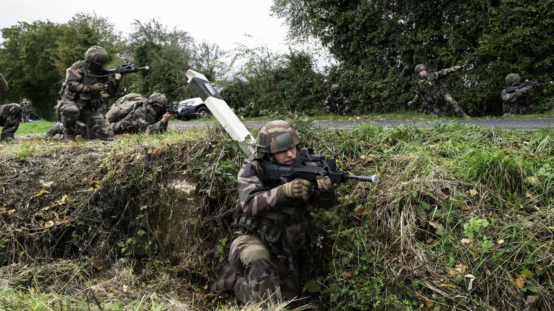 Les réservistes du 126e RI ripostent face aux terroristes qui tentent de fuir. 