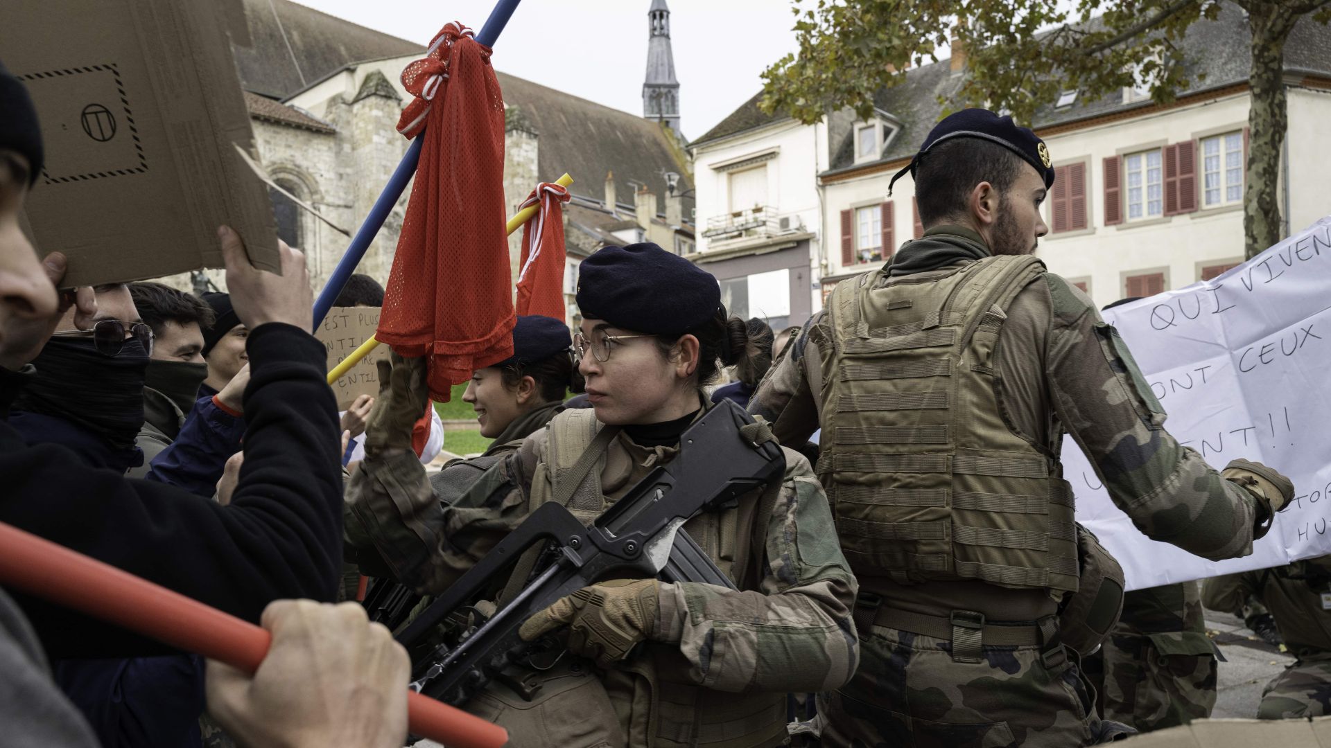 Pendant l’exercice Vulcain, un trinôme en patrouille se dégage d’une manifestation pacifiste. Ici, l’objectif est d’adopter la posture appropriée à la situation. 