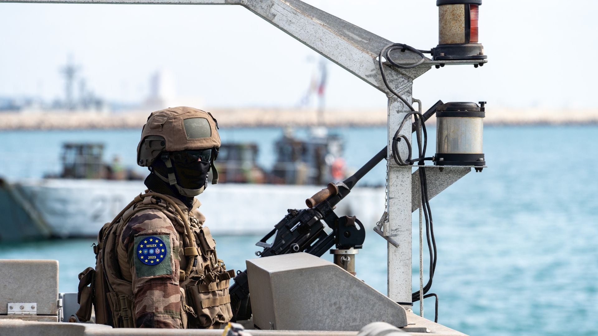 Les fusiliers marins assurent la protection de l'EDAR et des CTM en mer et pendant les débarquements sur la plage.