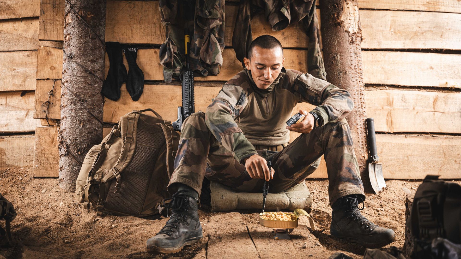 Après un après-midi de combat pluvieux, les deux sections se font face ; l’ennemie est bloquée dans sa progression, la tranchée de communication est bouchée et piégée.