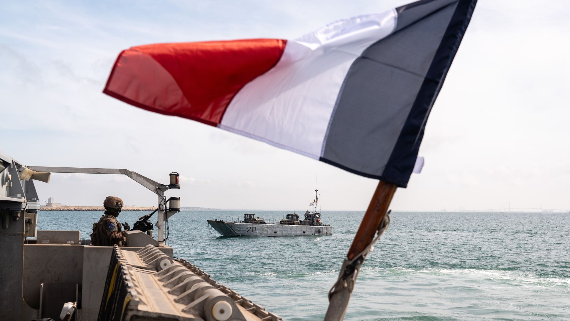 L'EDAR et les 2 CTM se dirigent vers la plage pour mener l'action amphibie sur la plage.