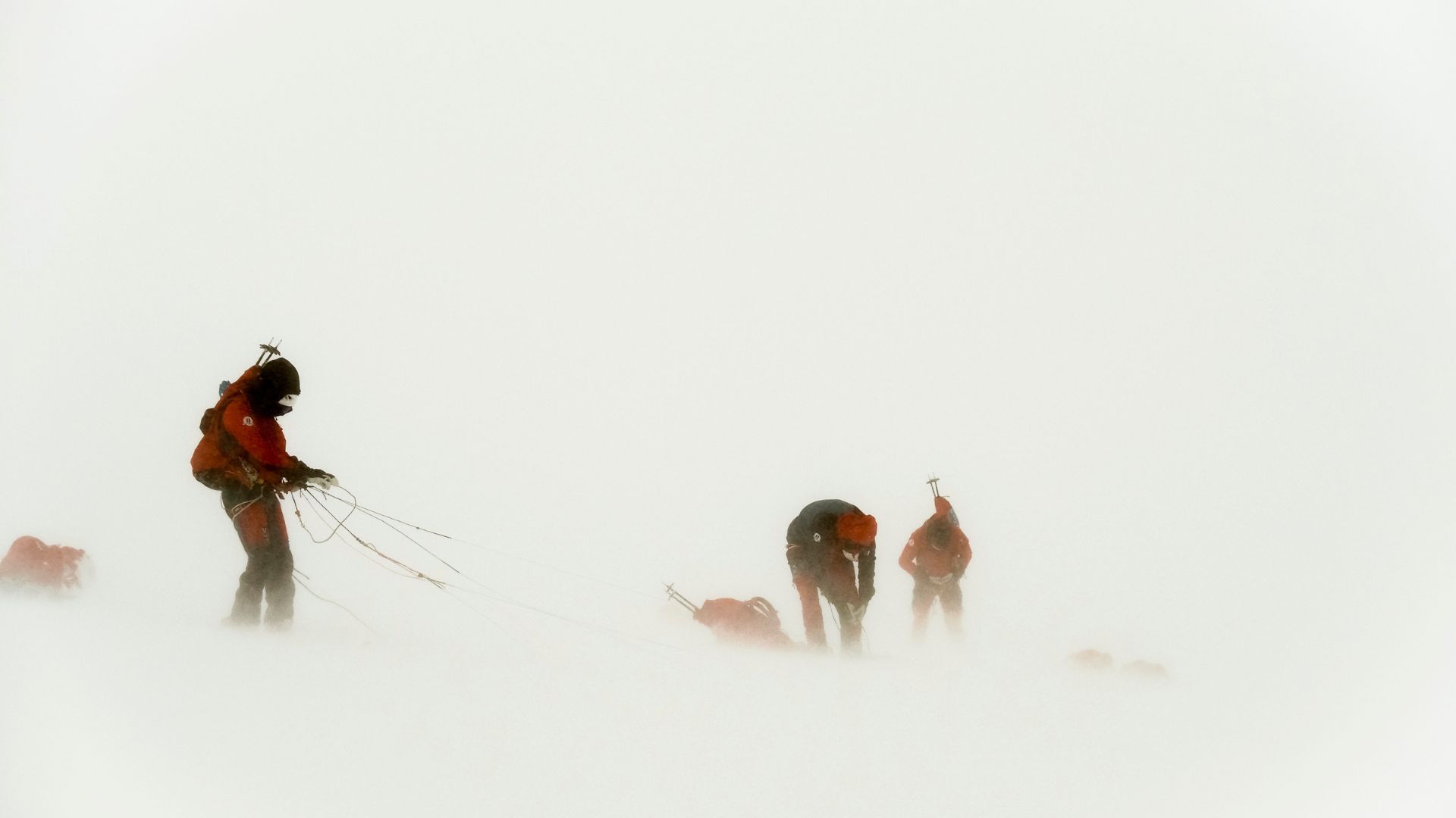 Le brouillard de la montagne réduit le champ de vision à une trentaine de mètres seulement. 