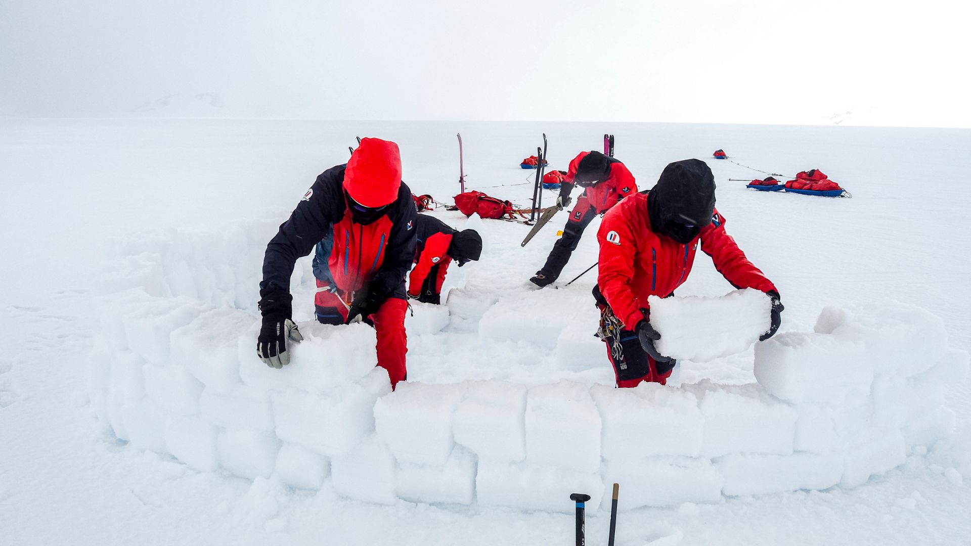 Pour se protéger du temps, le Groupe militaire de haute montagne construit un igloo pour la nuit. 