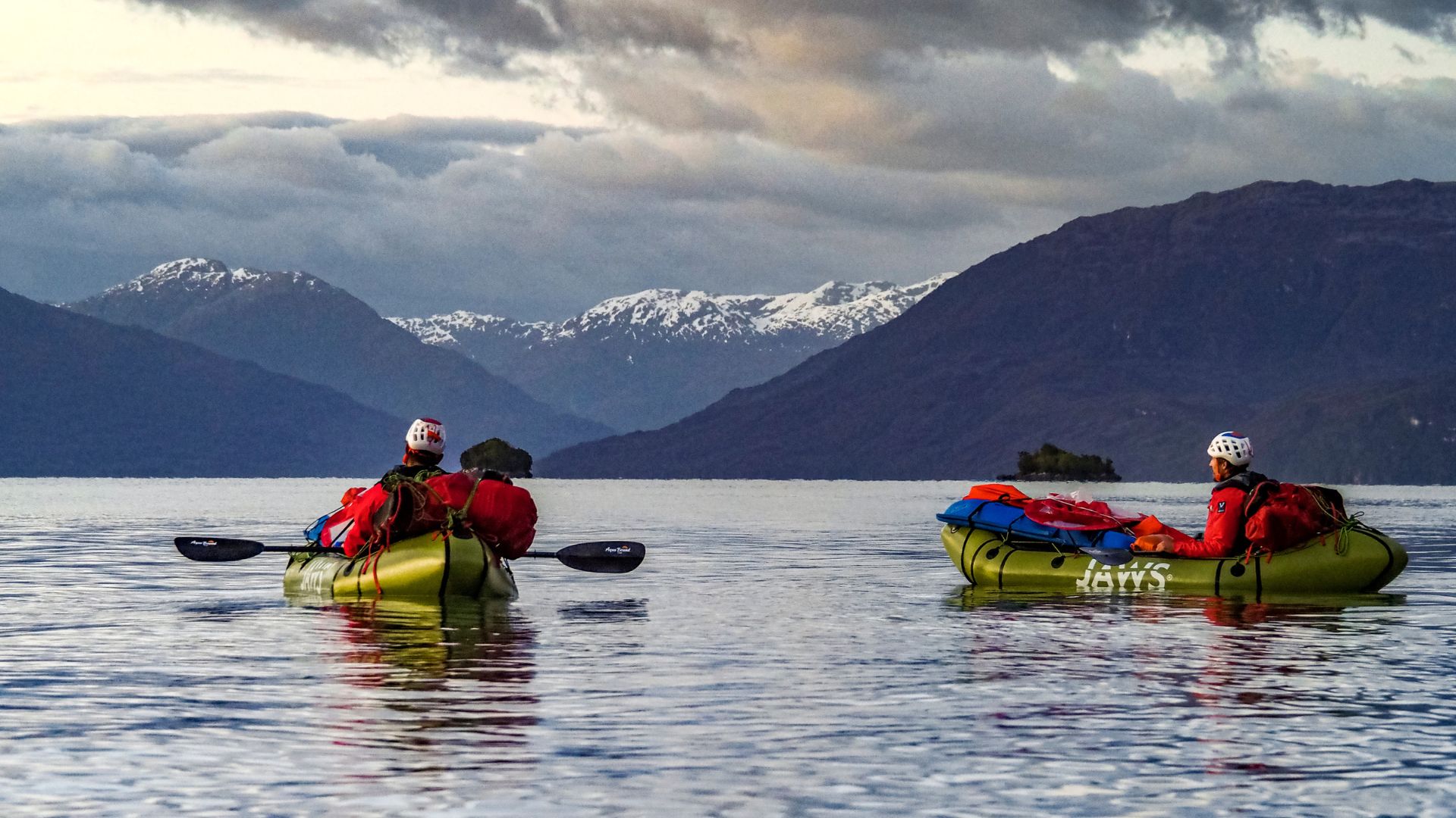 Pour gravir le glacier Grey, le GMHM a fait une partie de l'expédition en kite surf, crampons et kayak. 