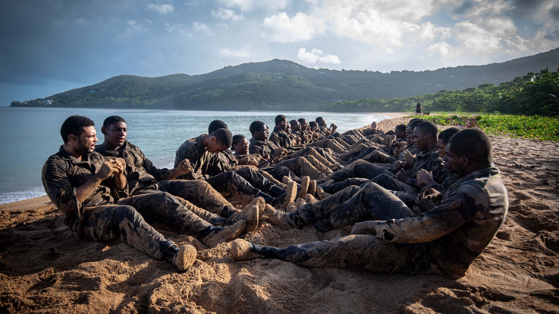 Des volontaires stagiaires du RSMA de Guadeloupe effectuent une méthode naturelle sur la plage de Grande Anse.