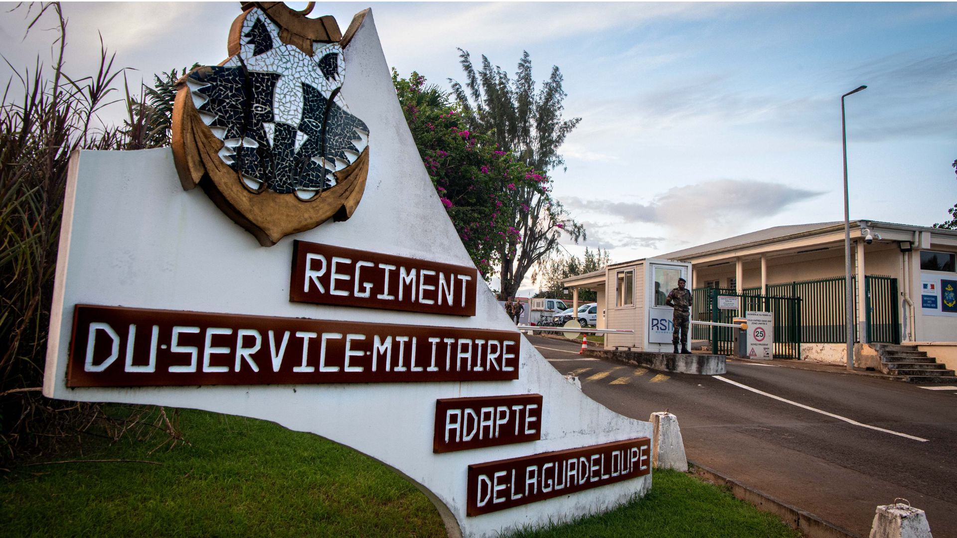 Vue de l'entrée du camp de la Jaille, où se situe le RSMA de Guadeloupe.