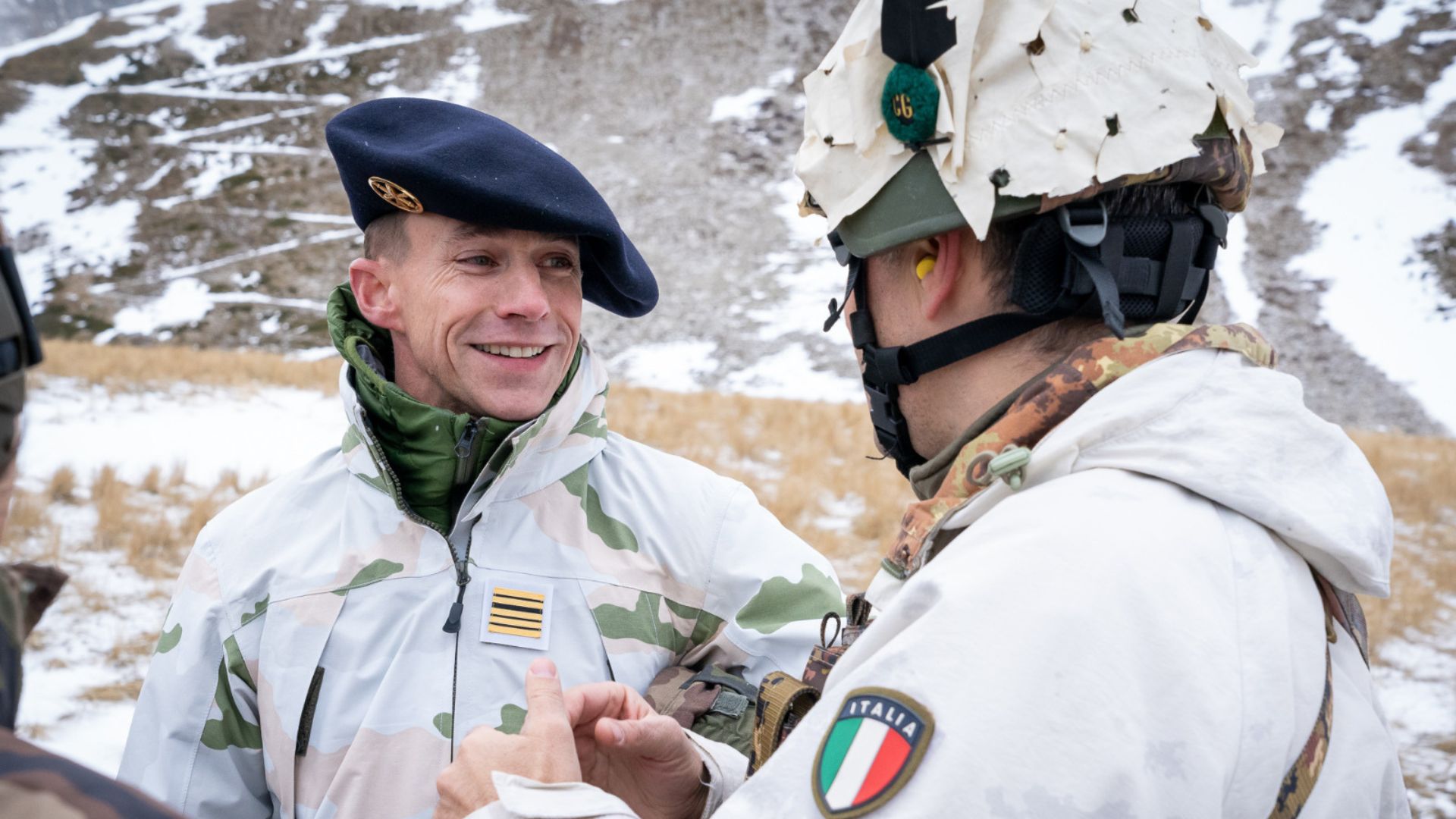 Le colonel Cédric Germa, chef de corps du 93e RAM s'entretient avec un soldat italien