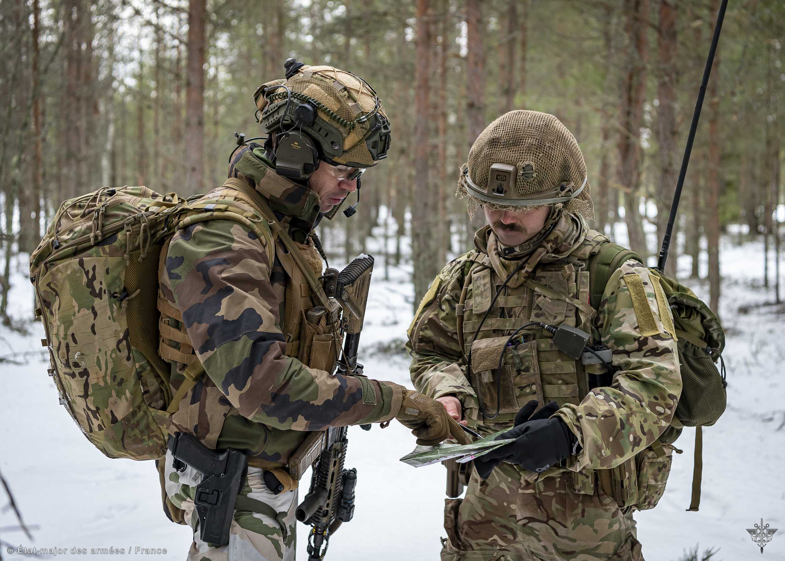 Deux soldats français et britannique lors d'un exercice en Estonie, mission Lynx.