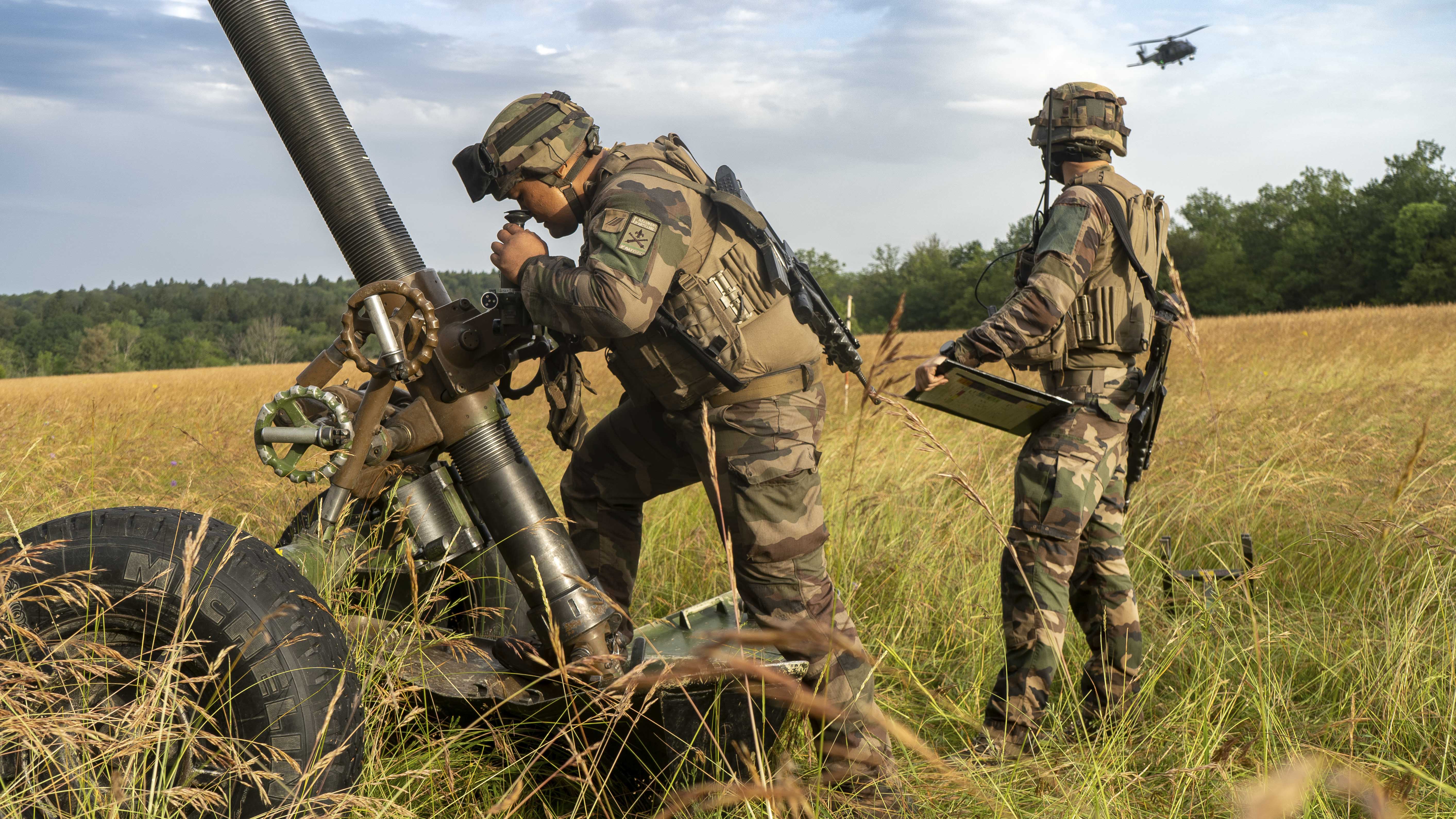 Mise en place d'une section appui mortier de 120 mm du 1er régiment d'artillerie lors de l'exercice interarmes et interalliés Royal Black Hawk.