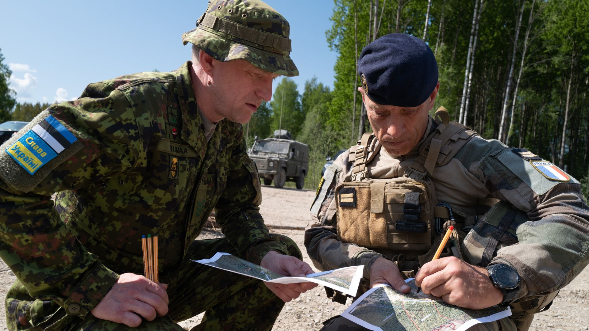 Un officier français avec un soldat estonien sur l'opération Lynx.