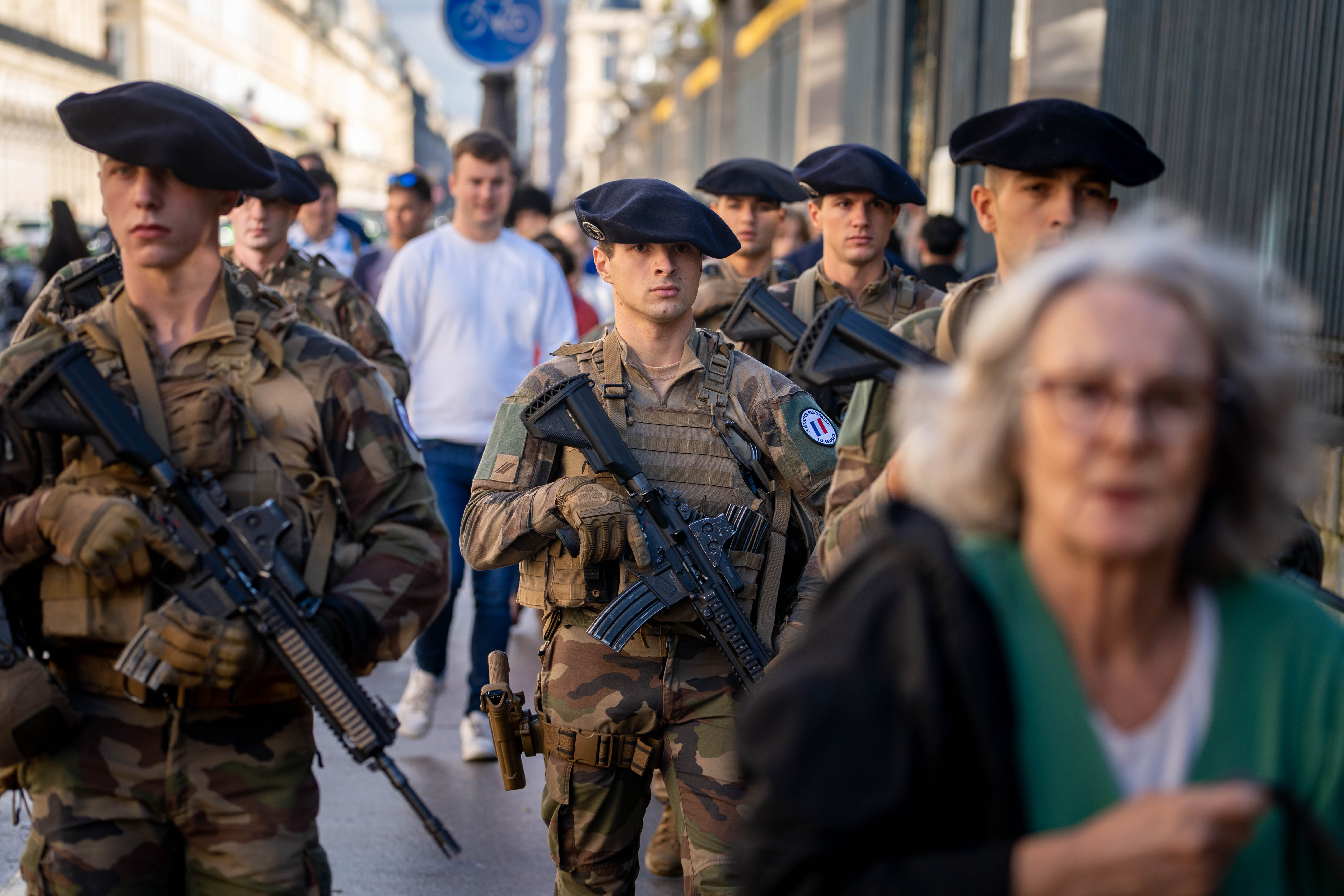 Une patrouille Sentinelle aux abords du musée du Louvre à Paris.