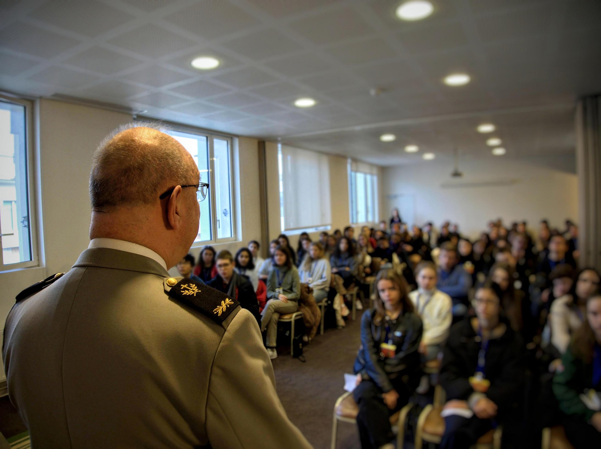 Un aumônier militaire explique sa mission aux élèves.