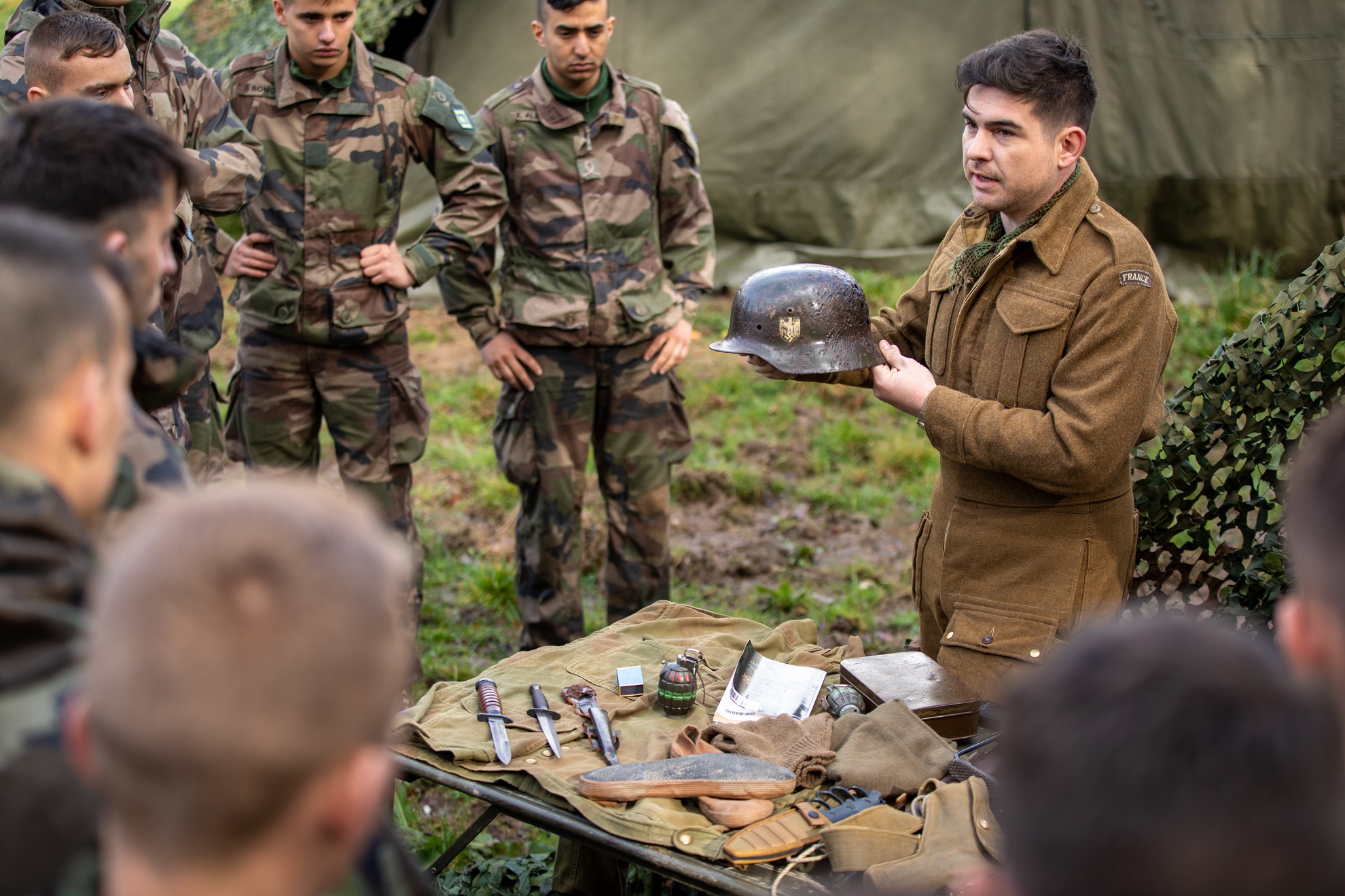 A l'Académie militaire de Saint-Cyr Coëtquidan, des militaires assistent à une présentation sur le thème "Résistance 1944".