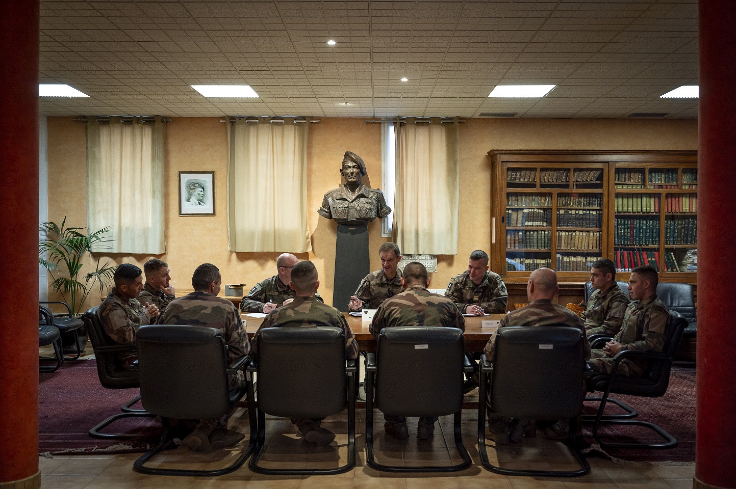 Les tables rondes se déroulent en général dans une pièce emblématique du régiment : la salle d'honneur