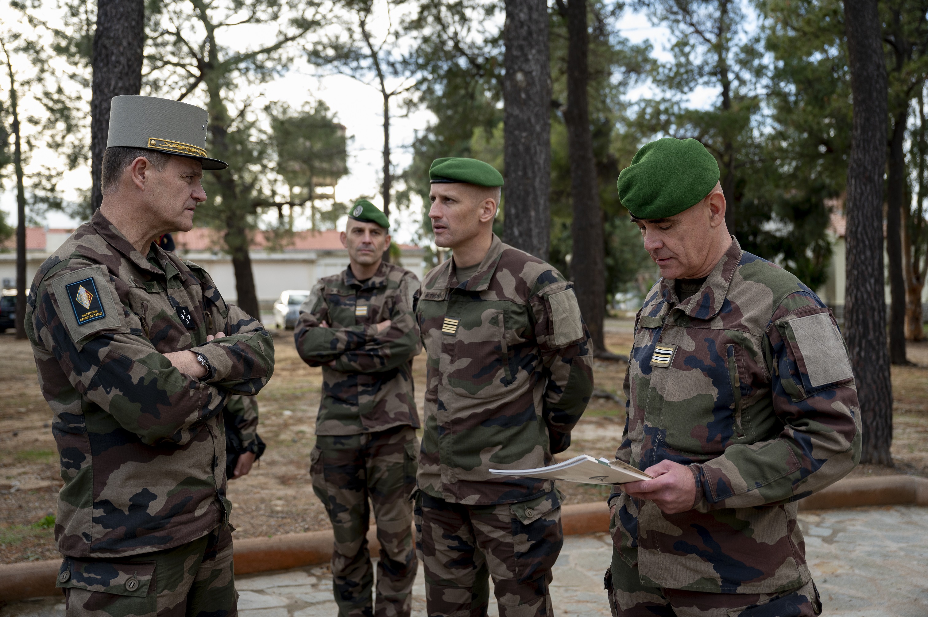 L'IDA est aux armées ce que l'IAT est à l'armée de Terre. Quand l'organisme interarmées assiste le CEMA, l'inspection de l'armée de Terre s'assure que les orientations du CEMA sont mises en œuvres efficacement. 