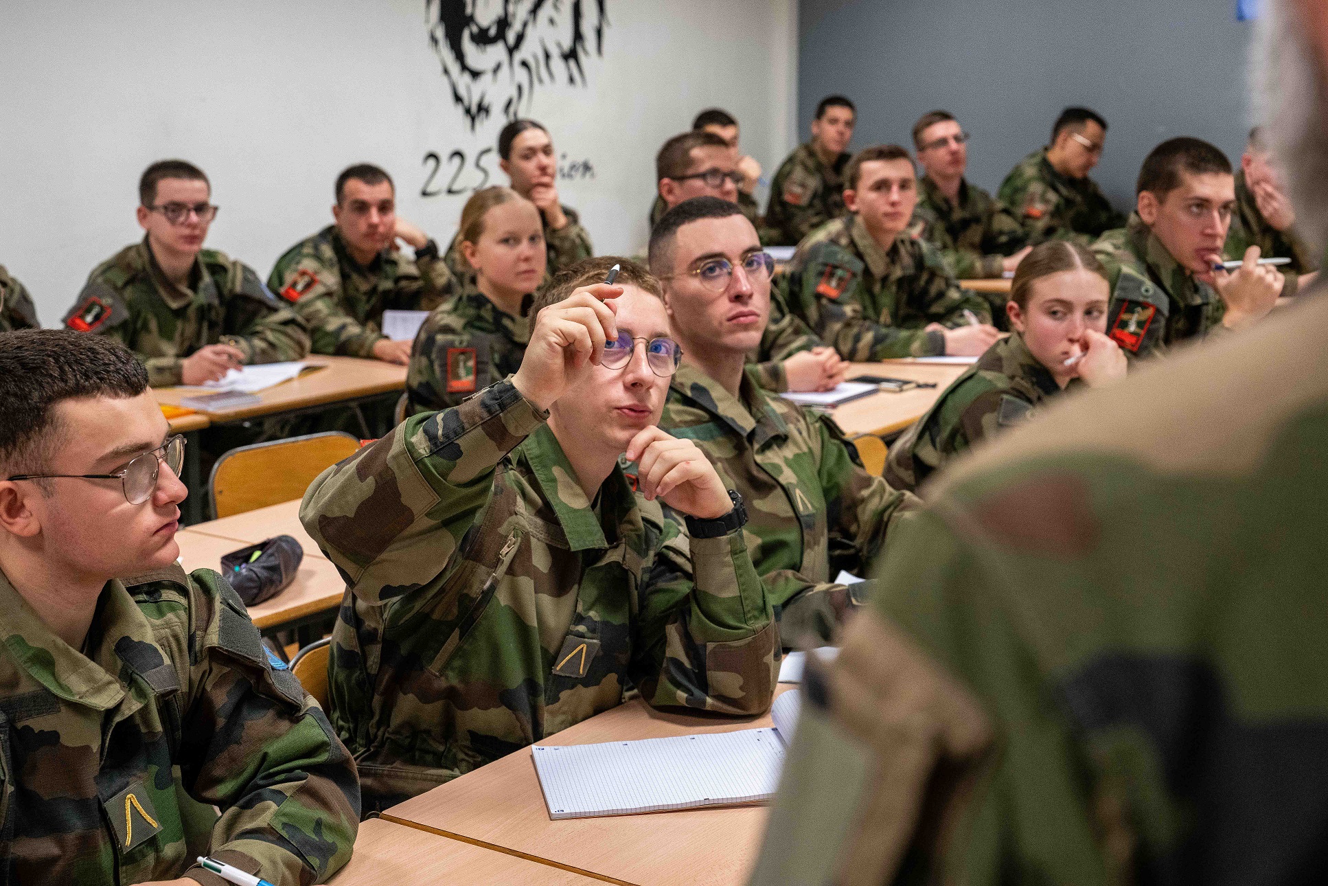 Les élèves sous-officiers altèrenent entre enseignements théoriques et mises en situation.