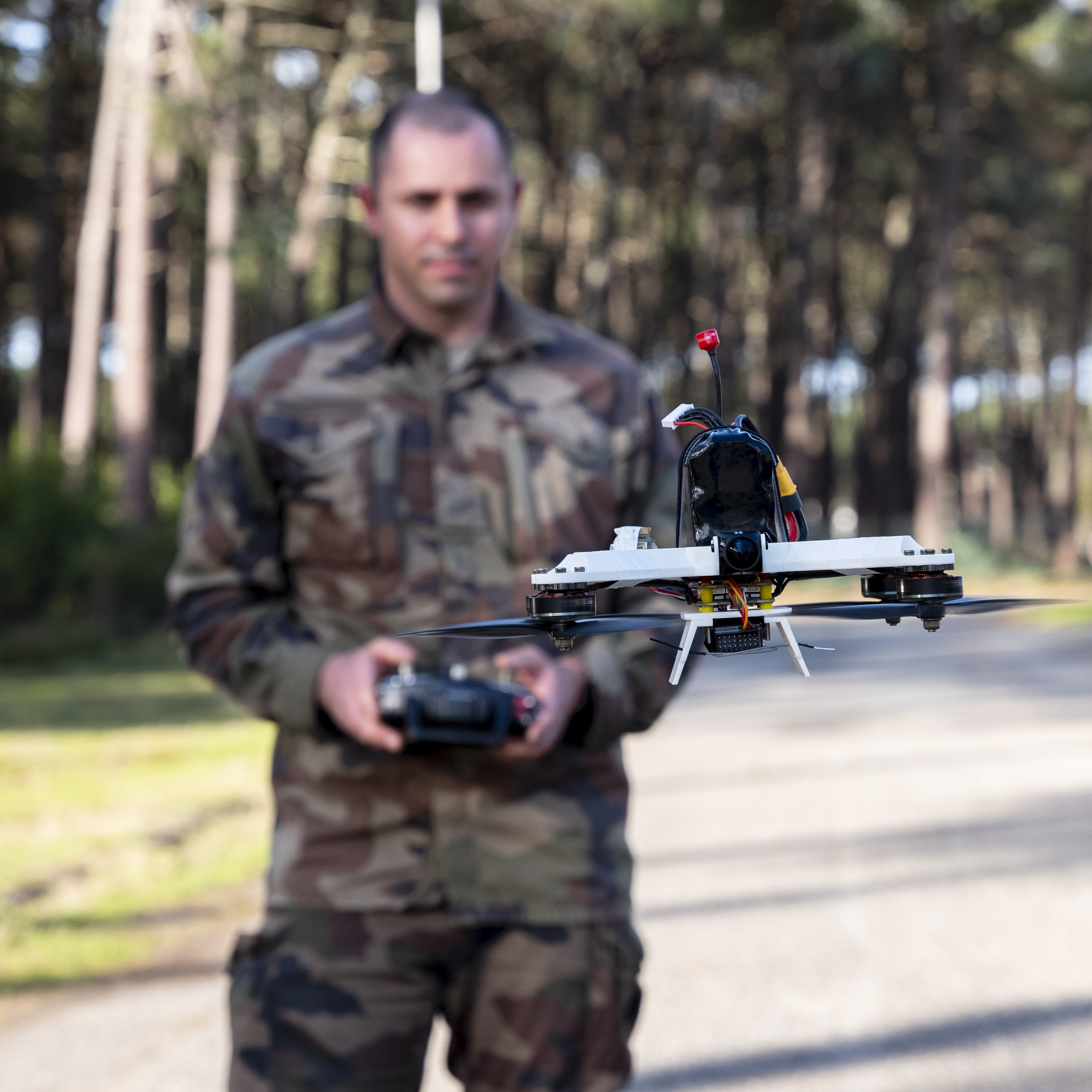 Les techniciens fabriquent et pilotent eux-mêmes les drones. Ici, un SL 450 NG en vol d’essai après une réparation.