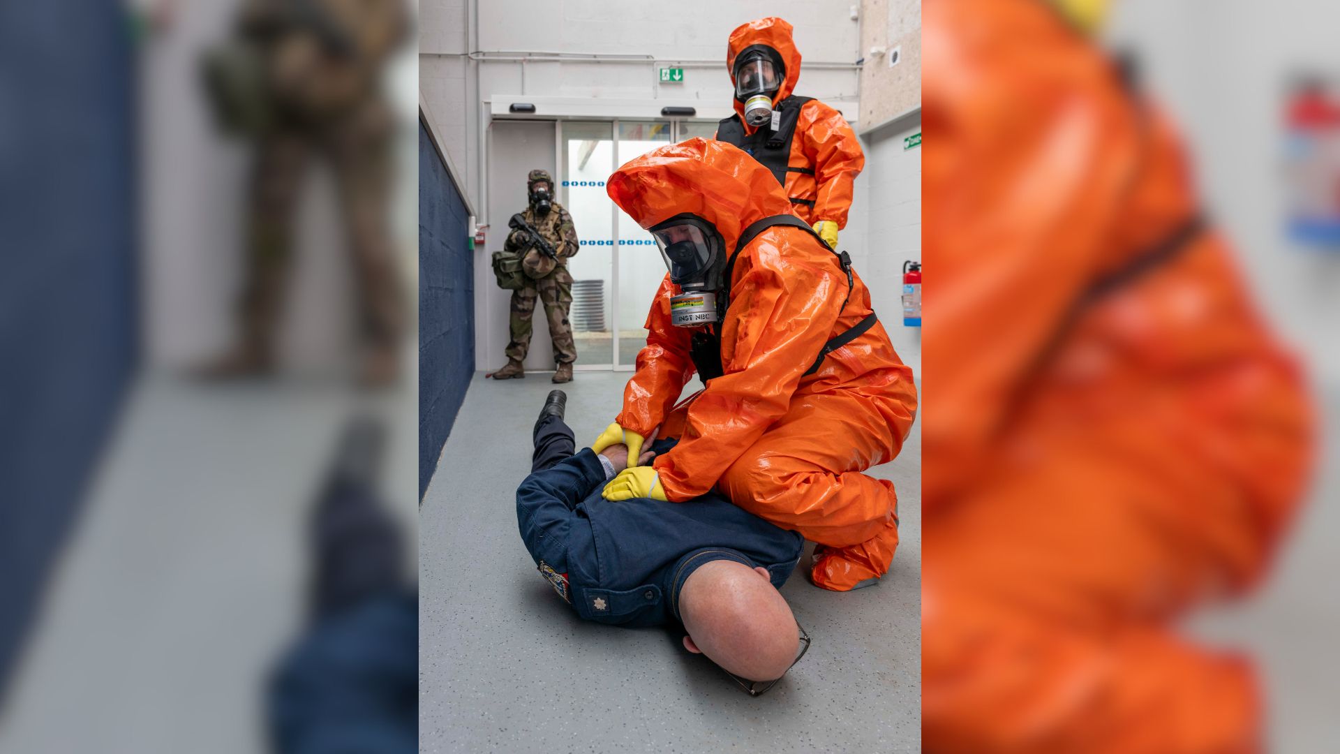 Appuyé par les militaires, une équipe de gendarmes maîtrise un individu suspect.