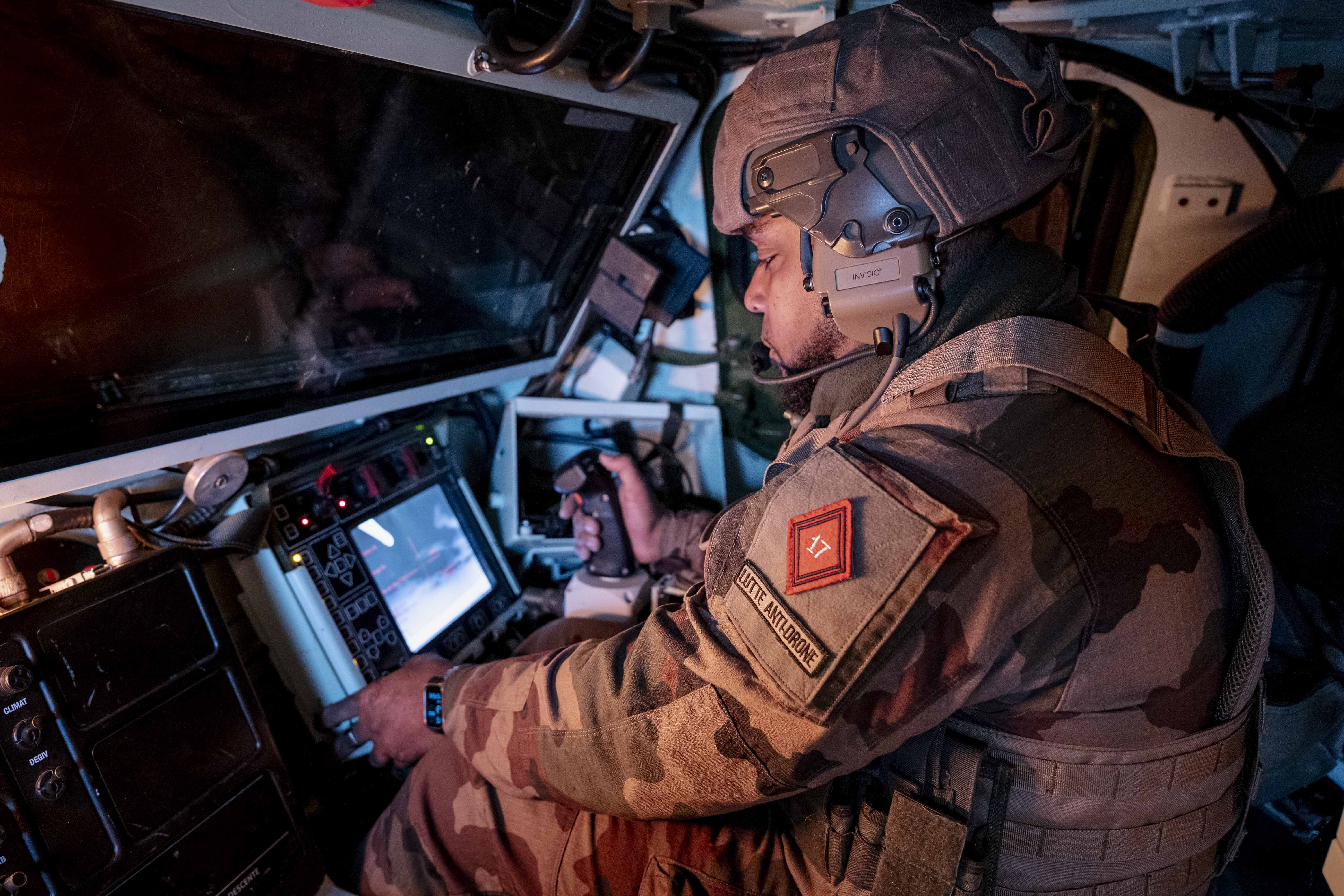 Dans le VAB Arlad, l’adjudant Kévin, instructeur, tire sur le drone à voilure fixe SQ 20 lancé à 140 km/h.