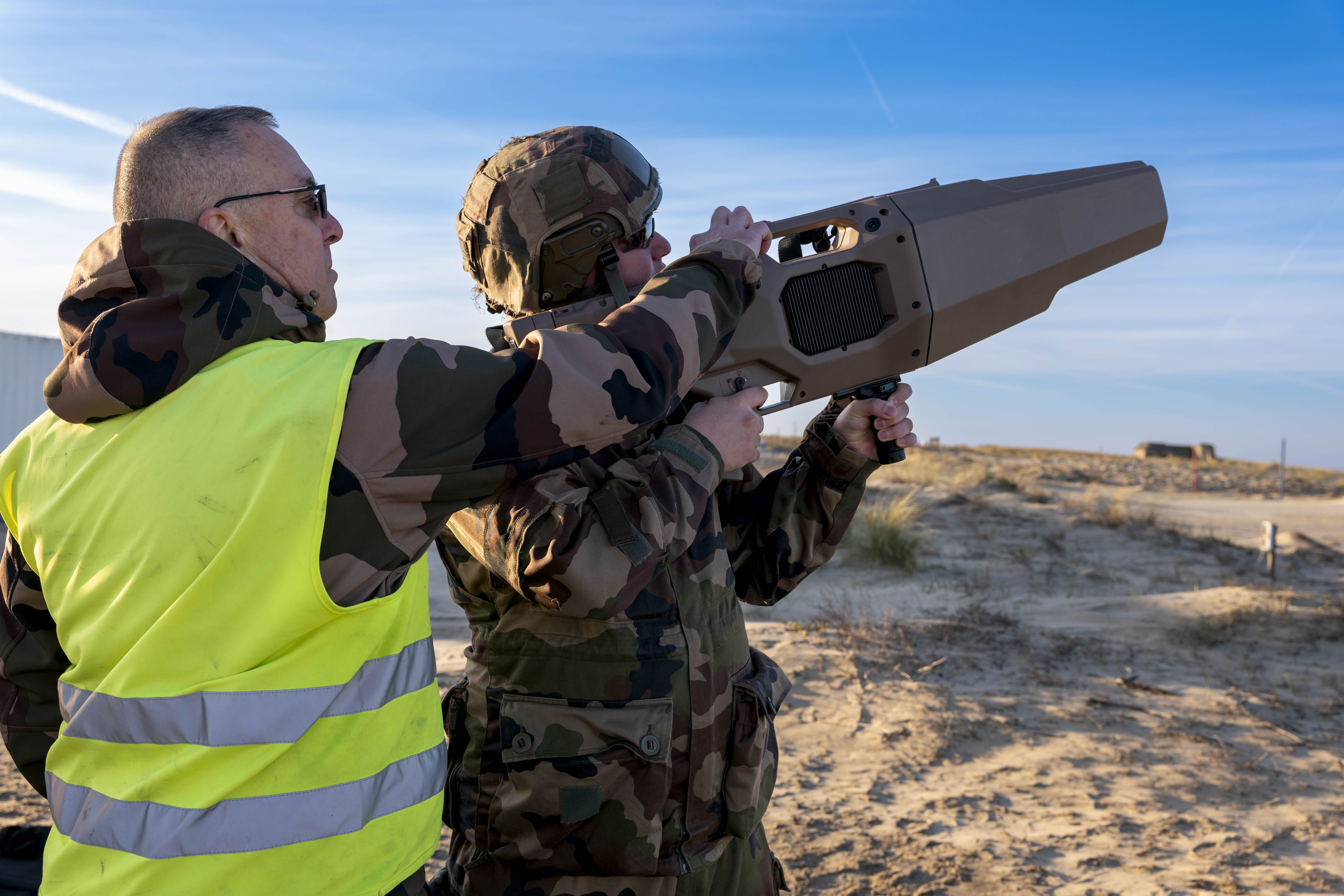 Un stagiaire pointe le fusil brouilleur Nerod F5 sur un drone sous les directives de l’instructeur.