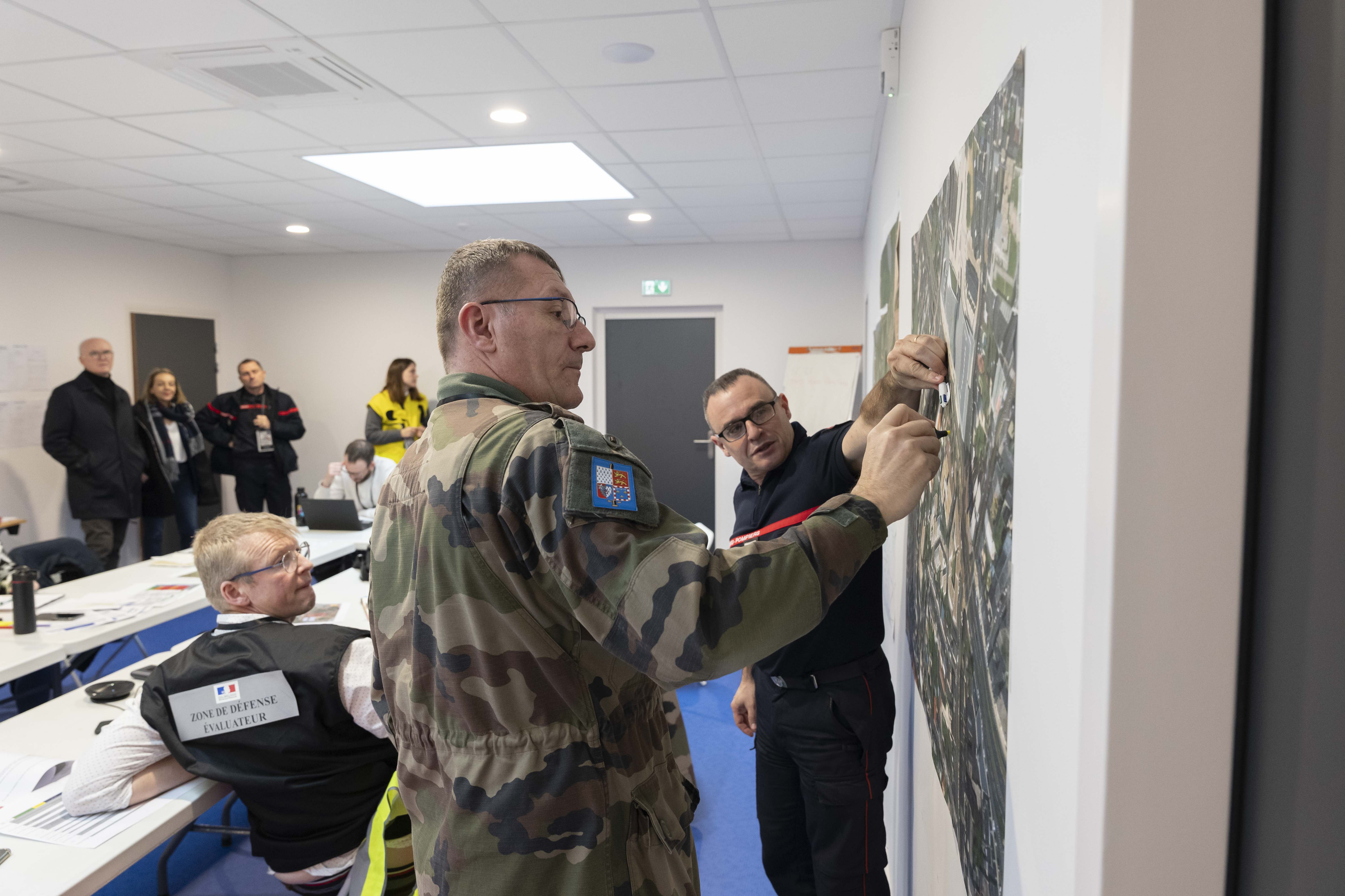 Les responsables des services de secours, de santé et de sécurité suivent la situation en temps réel.