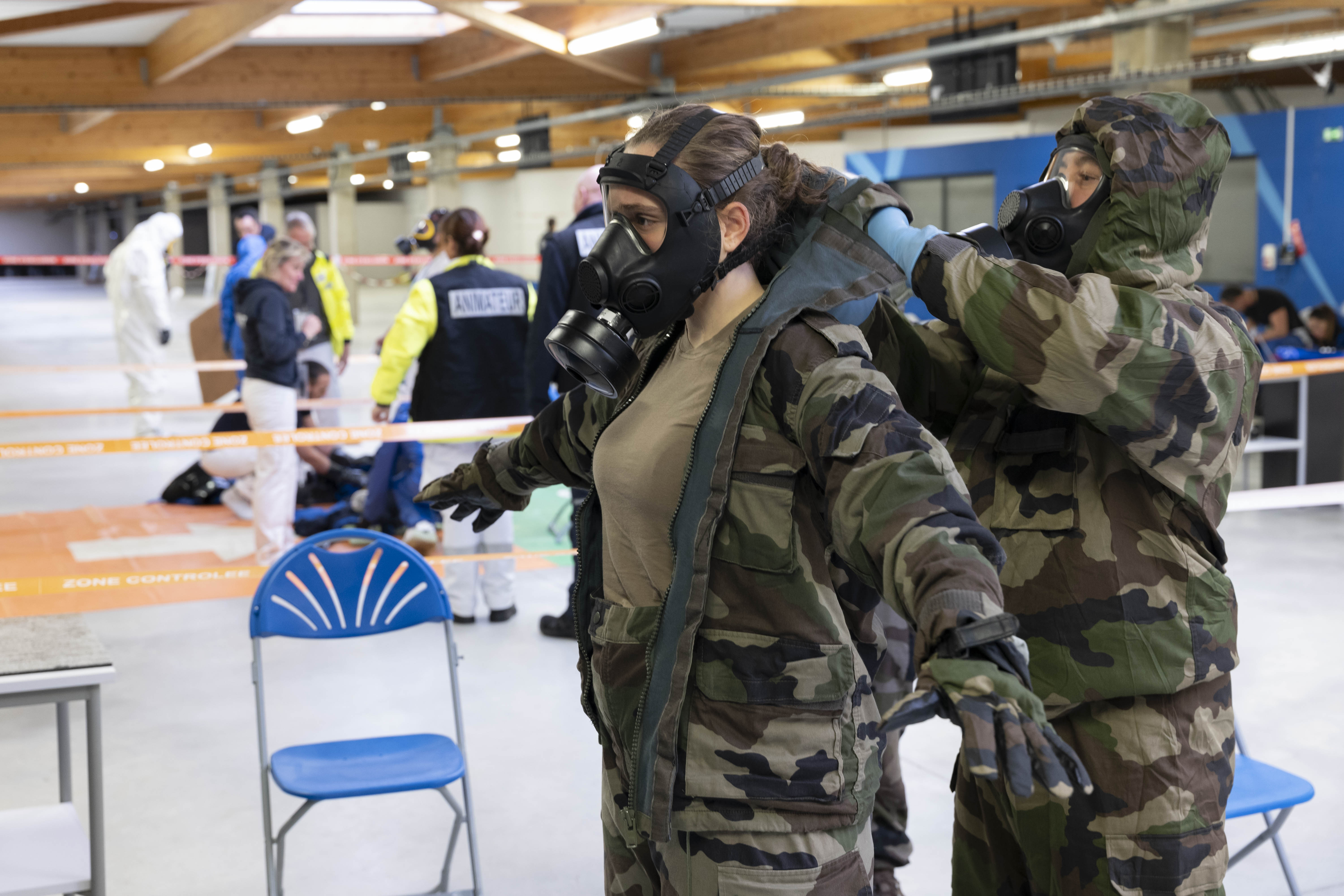 Les soldats de la Force Sentinelle et les gendarmes participent au protocole de déshabillage sur la chaîne métier. L’occasion de découvrir les tenues de protection des uns et des autres.