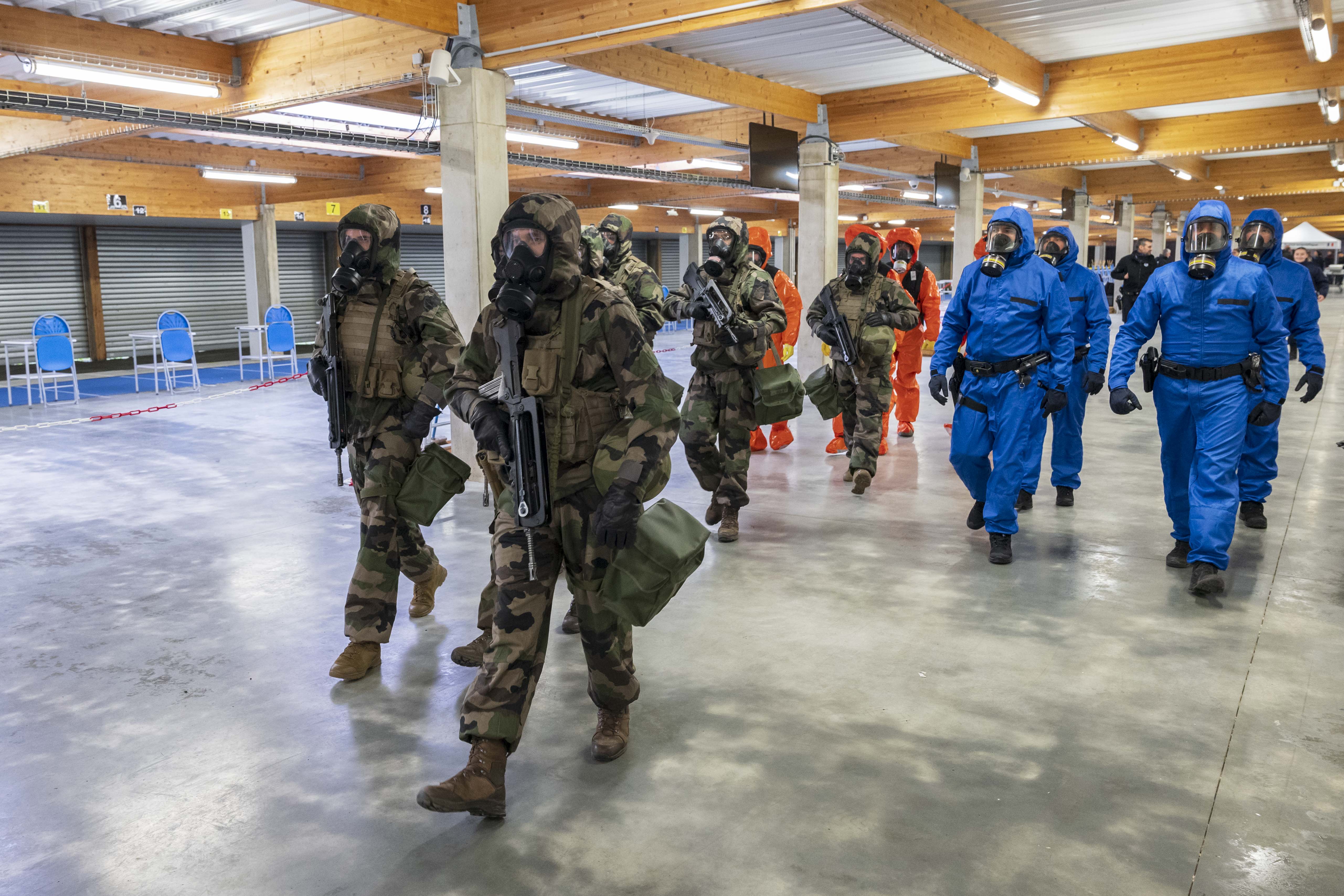 Les militaires et les forces de sécurité intérieure s’apprêtent à participer à des missions statiques dans un environnement NRBC-E.