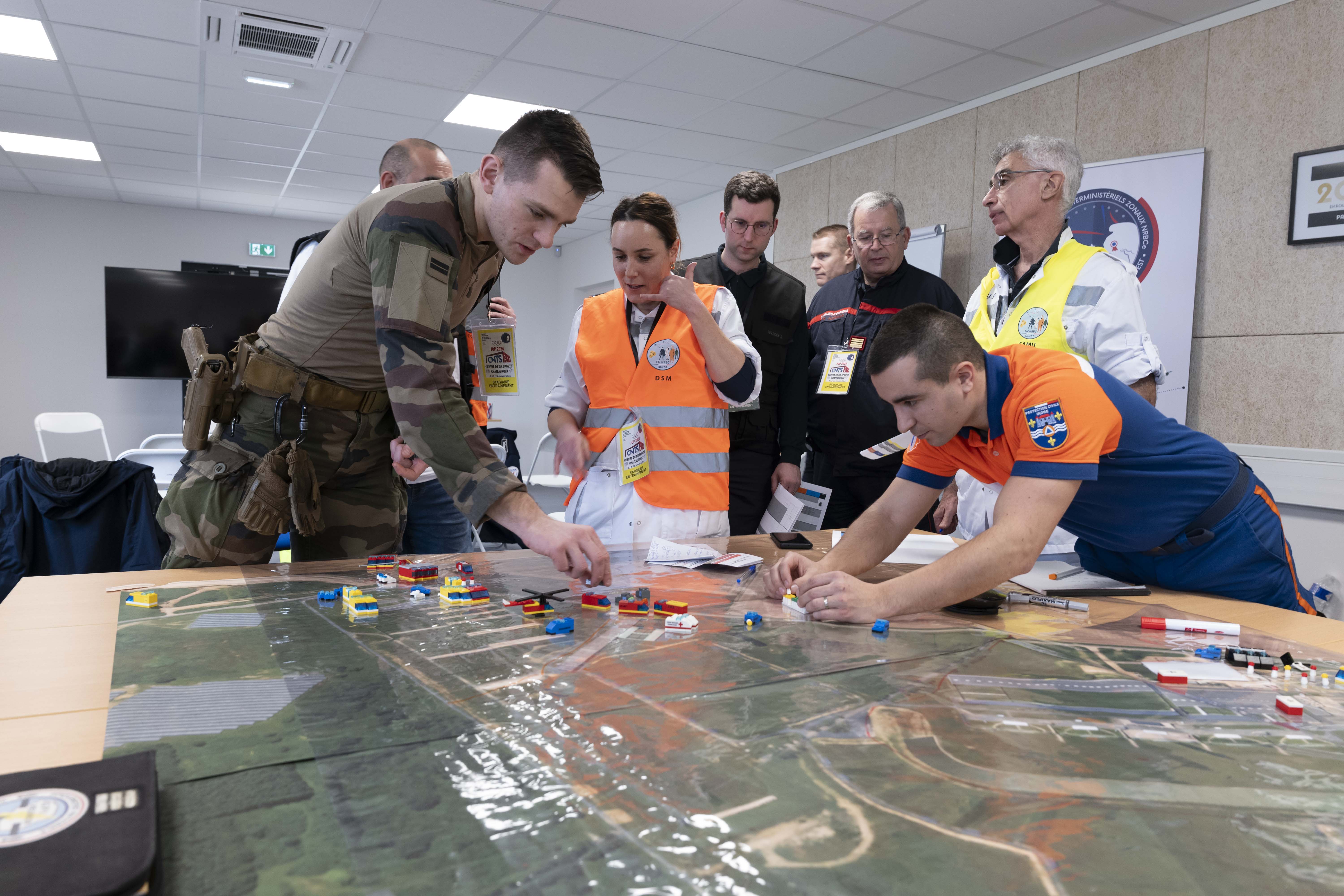 La coordination des moyens déployés sur le terrain se fait depuis le poste de commandement opérationnel.