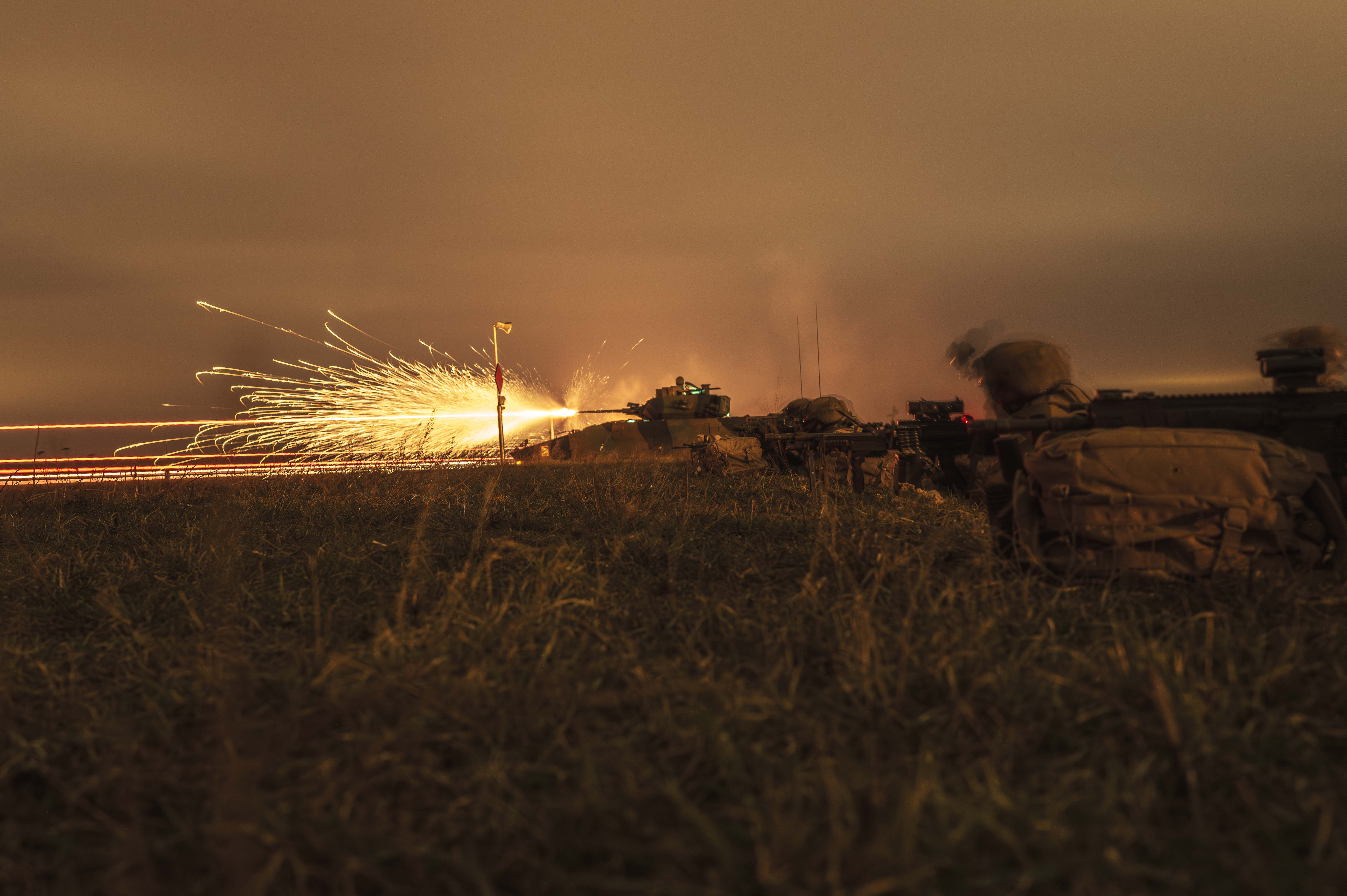 Les soldats du 35e régiment d’infanterie effectuent des tirs de nuit sur le camp de manoeuvre polonais de Bomowo Piskie.