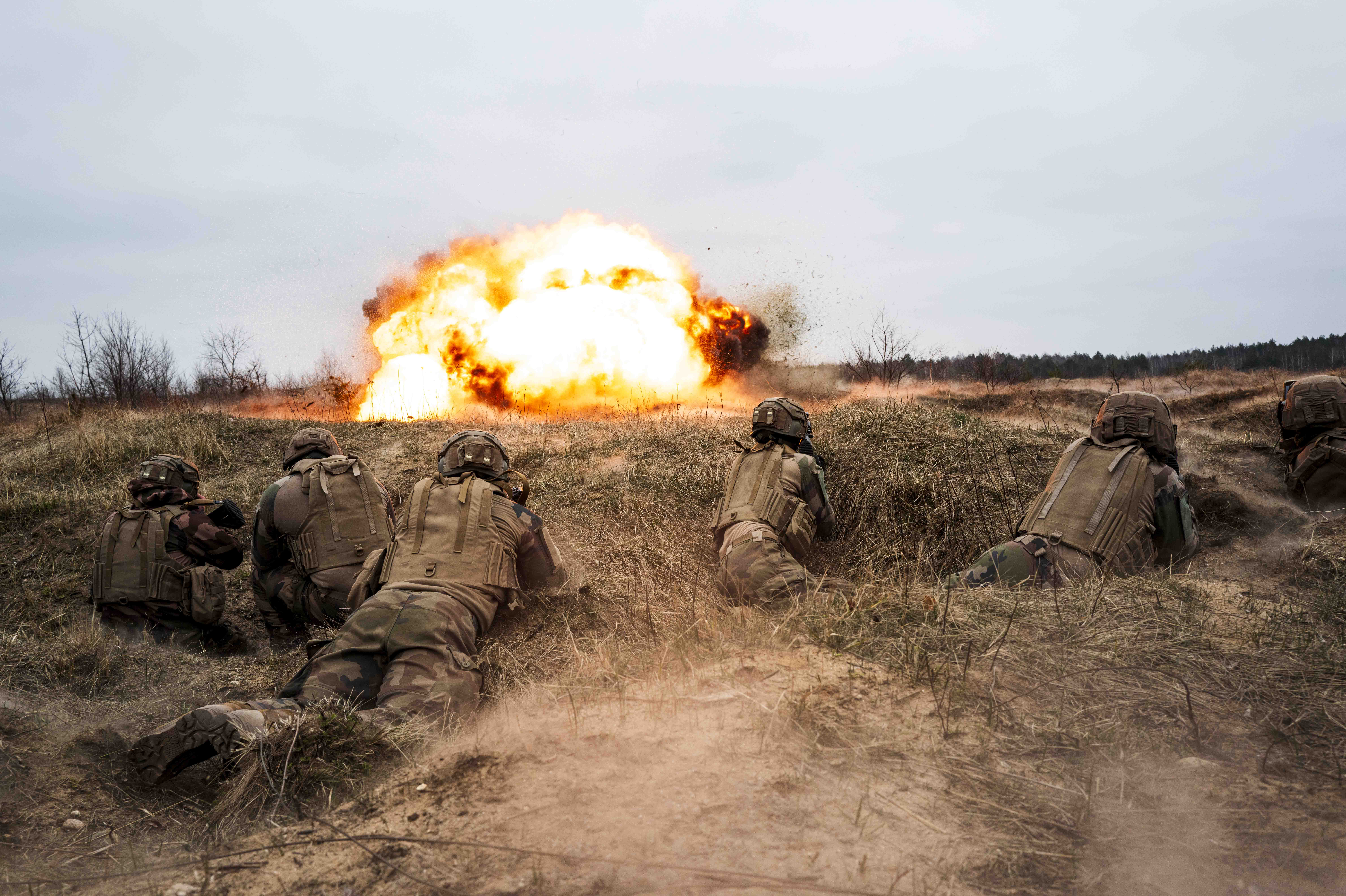 Les sapeurs de la section d’appui du 19e RG procèdent à une opération de bréchage à l’explosif. Cette étape consiste à ouvrir les itinéraires en éliminant des obstacles ou à créer rapidement des passages sommaires adaptés aux échelons de tête.