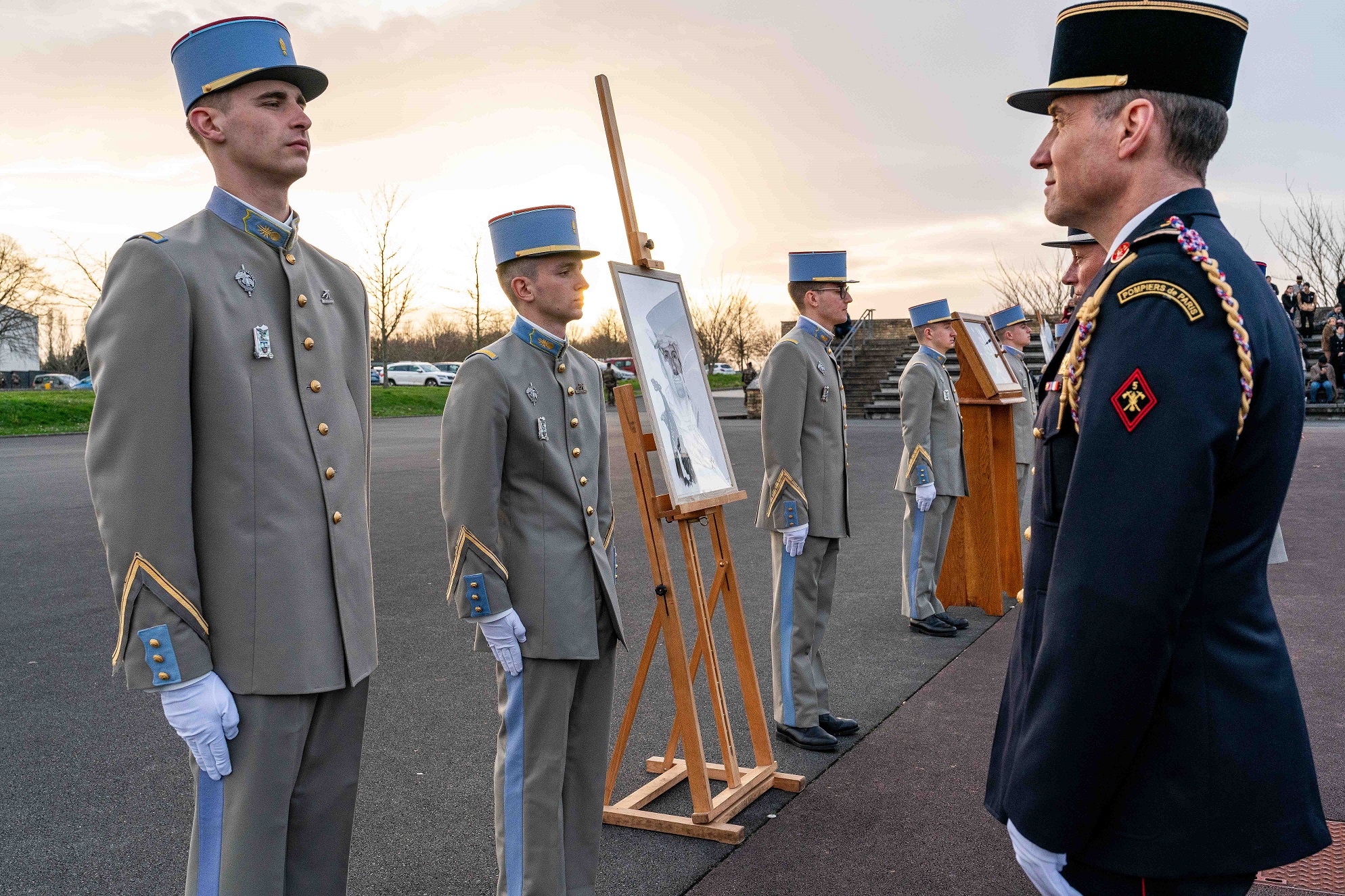 La cérémonie de remise des galons se fait en précsence du portrait du parrain de la 371e promotion de l'ENSOA.