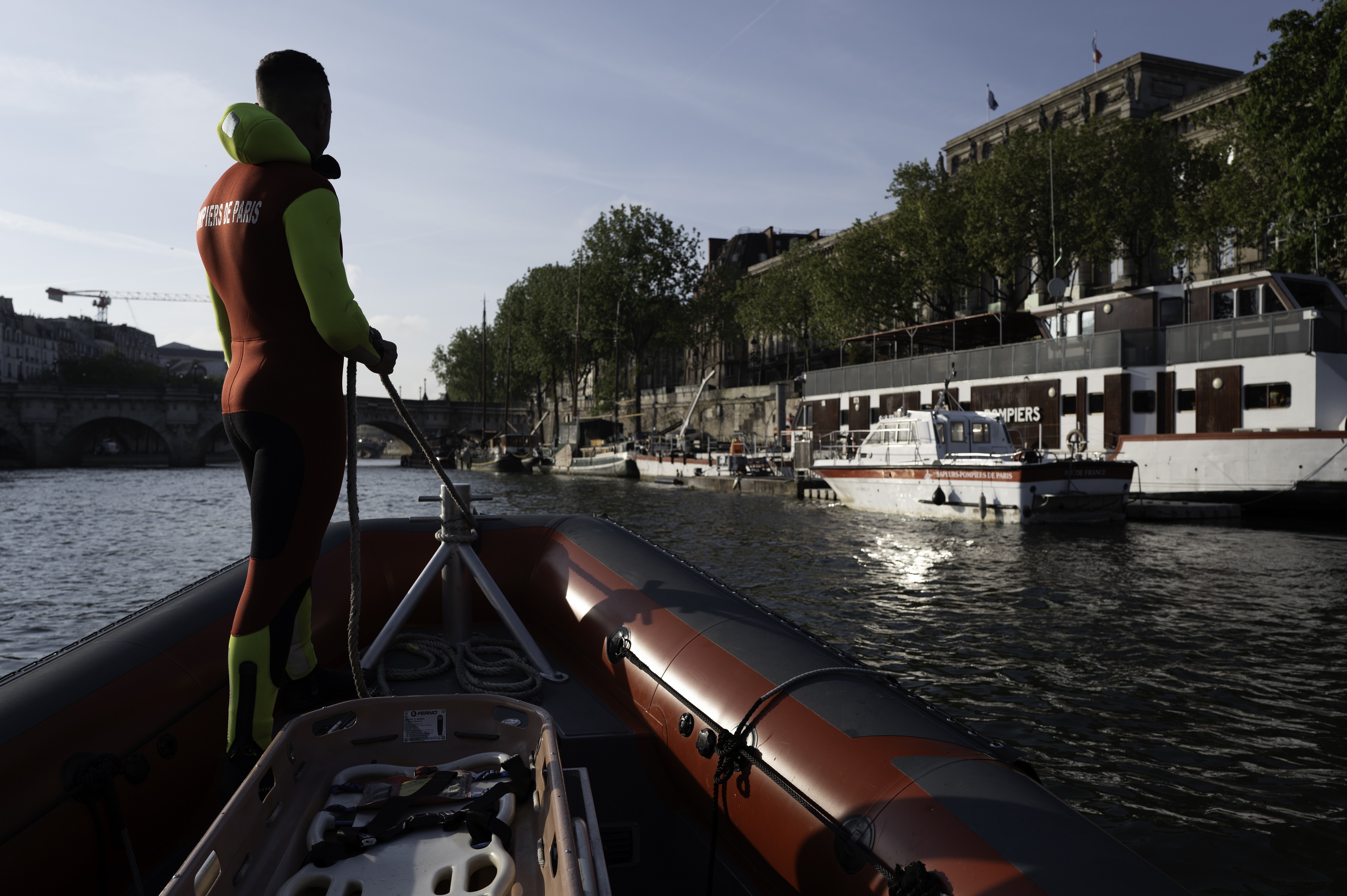 Le centre de secours se situe sur la Seine, entre le Pont Neuf et le Pont des Arts.