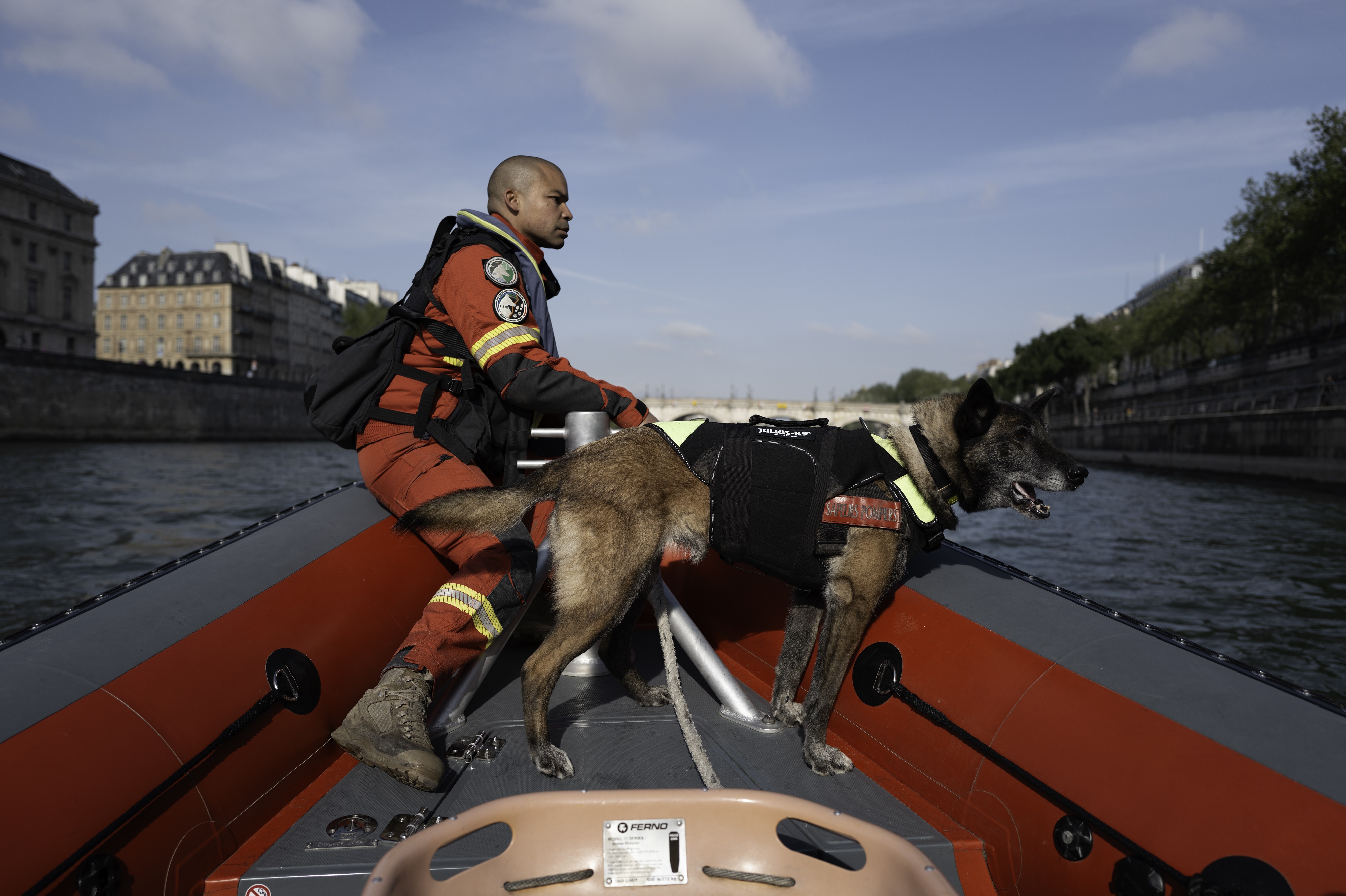 De la recherche d’un individu égaré, enseveli ou immergé, à celle de produits accélérateurs d’incendie, les chiens du groupe cynotechnique sont dédiés au secours à la personne.