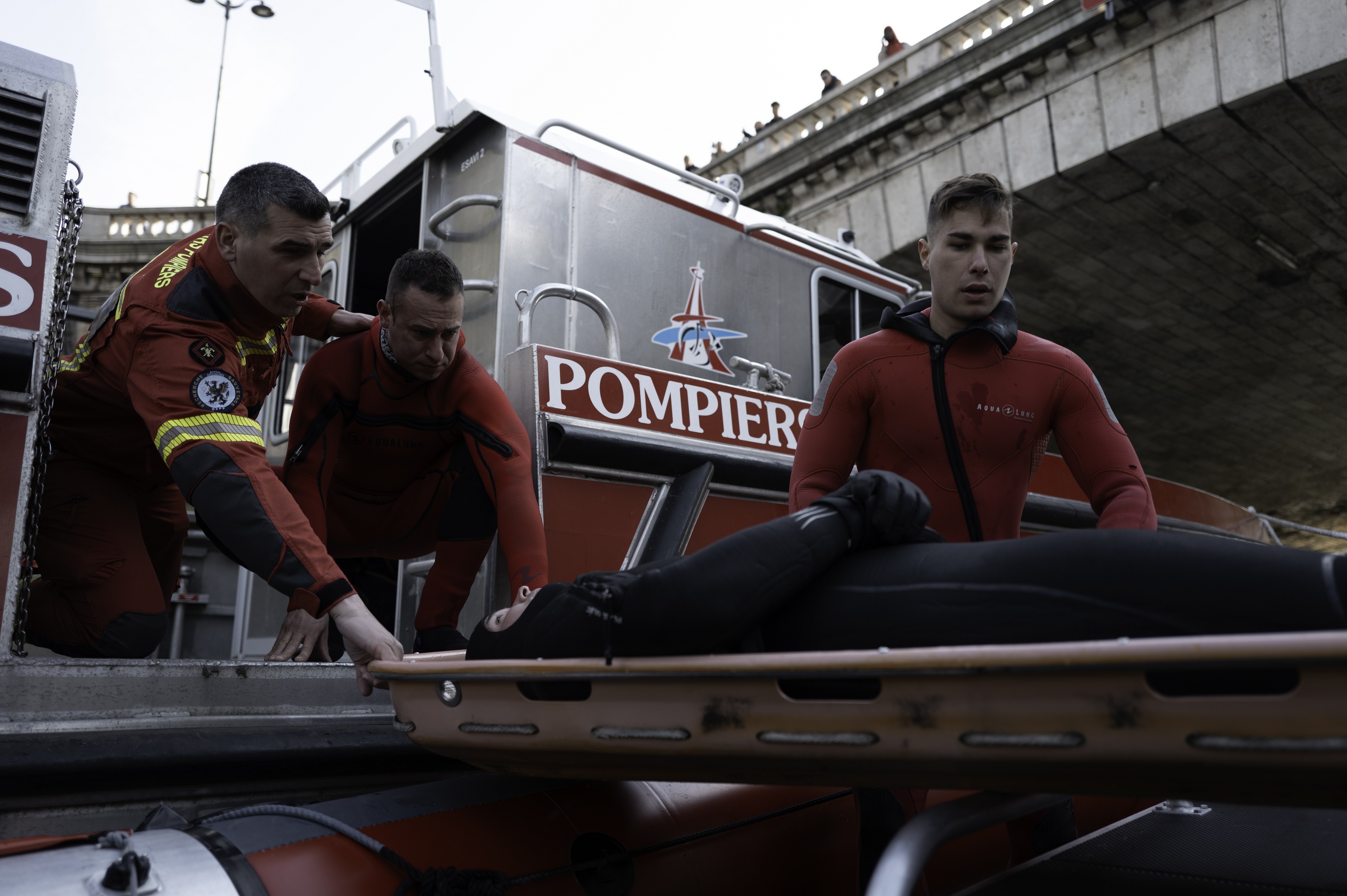 La victime est hissée à bord par trois sapeurs-pompiers.