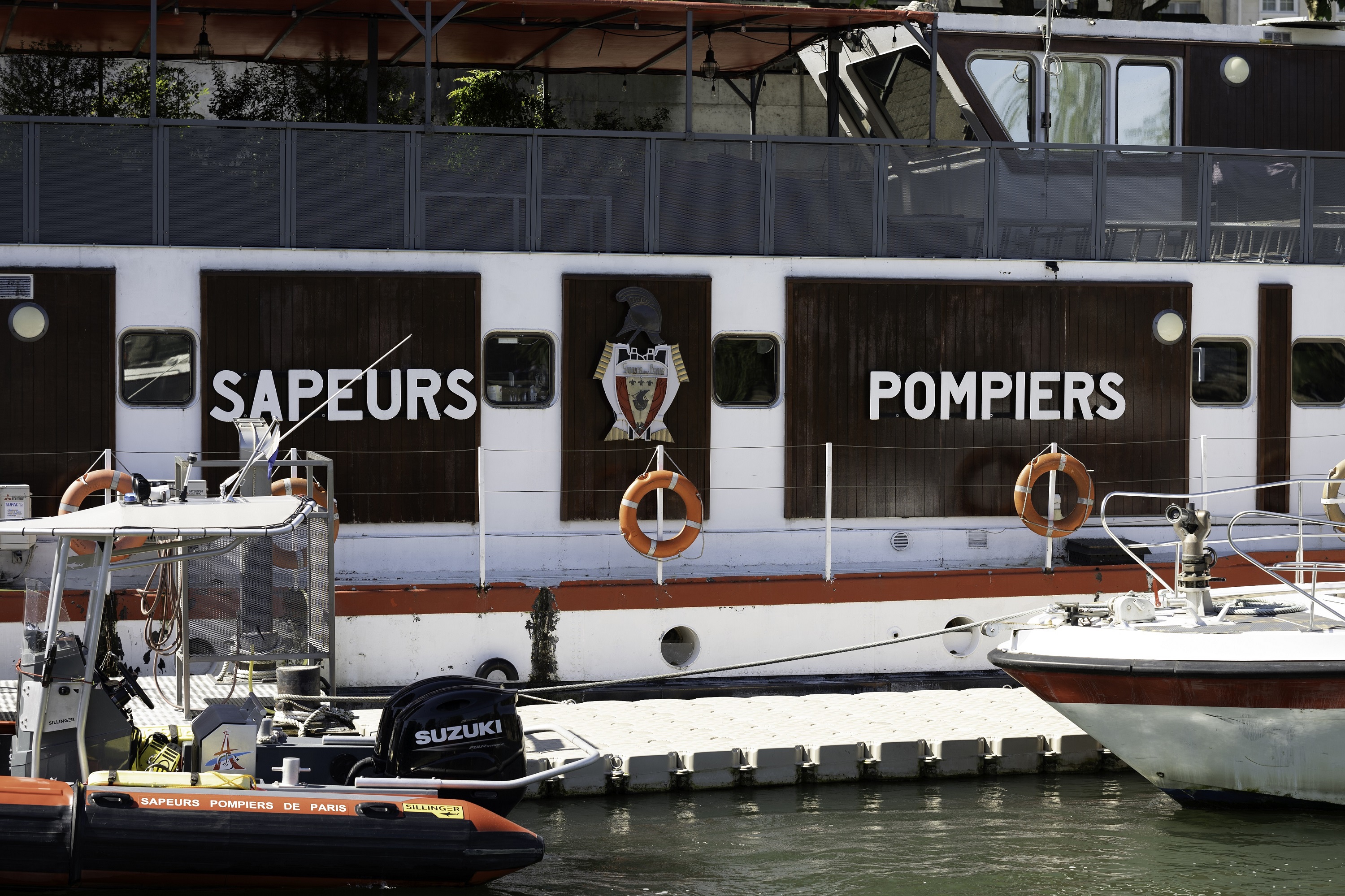 La péniche est un ancien chaland divisé en trois ponts. Sa longueur est de 46,50 mètres sur 7 mètres de large. Elle pèse 400 tonnes.