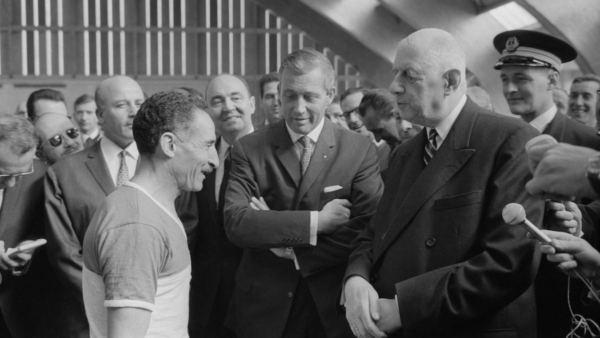 Alain Mimoun est félicité par le général de Gaulle.