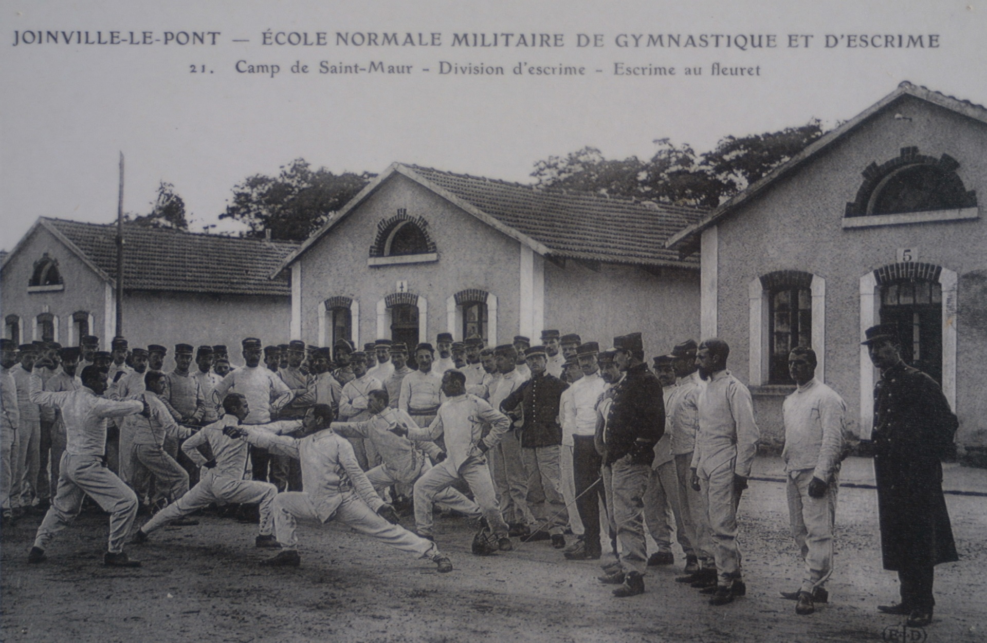 Des escrimeurs à l'Ecole normale militaire de gymnastique et d'escrime, à Joinville-le-Pont.