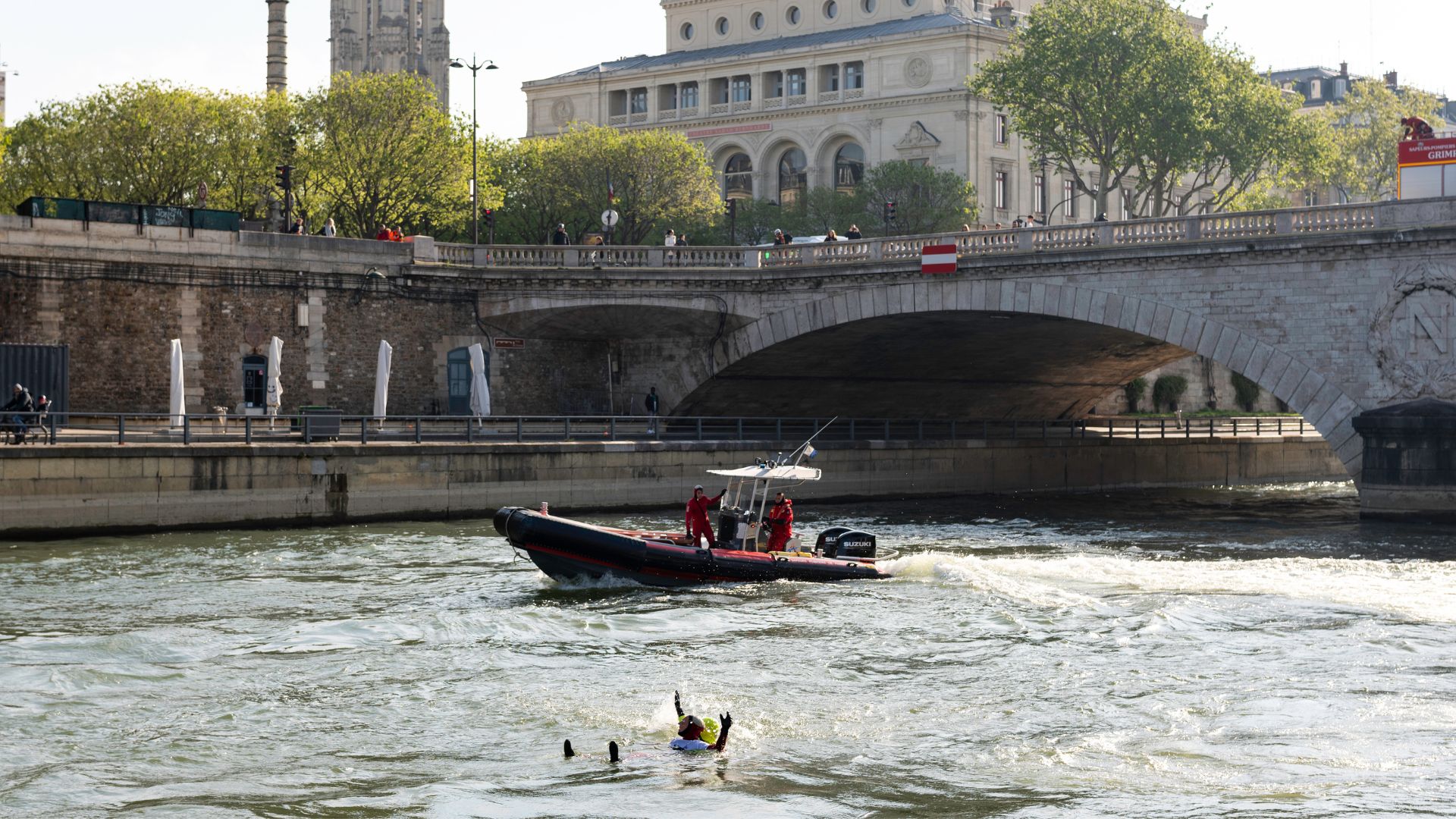 L'embarcation de secours à victime dispose d'une rampe d'accès arrière et d'équipement médical permettant de récupérer une victime tombée à l'eau et de prodiguer les premiers soins.