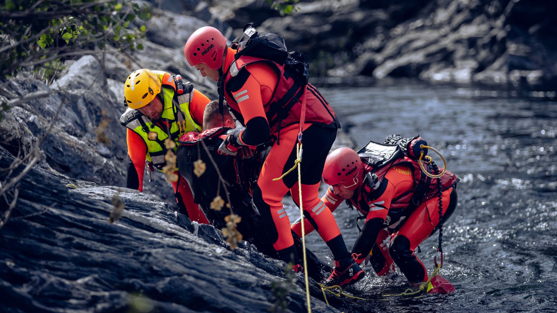 Des sapeurs-sauveteurs effectuent un entraînement en eaux-vives.