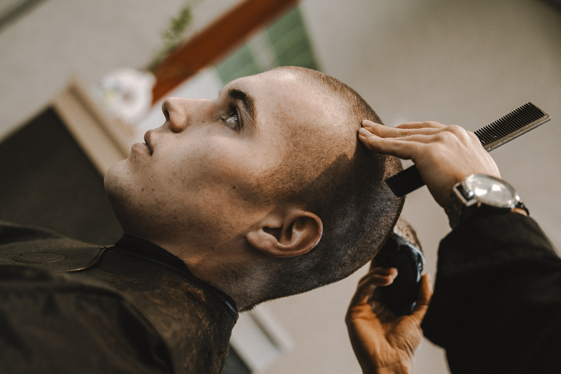 Première coupe de cheveux du soldat incorporé